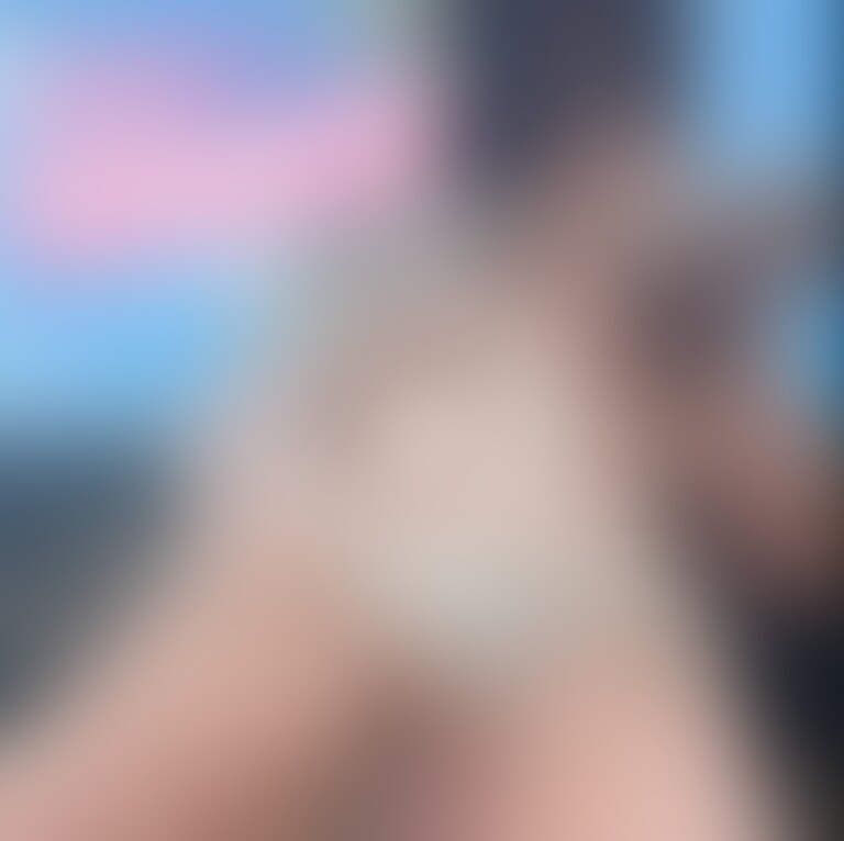 大変お待たせ致しました…🙏💦
今週はもう1本、動画をアップさせてくださいっ🩷
今日投稿する動画の内容は…
タイトル通り、生理後の禁欲解禁おにゃにー!です(///_///)㊙️。。
1週間ちょっと、1人えっちを我慢しただけなのにムラムラが凄く抑えきれなかったので…いつもより刺激的な事がしたくなっちゃいました( ⸝⸝⸝ ̫⸝⸝⸝)
なんとお昼間からベランダで脱ぎ始めちゃって……
顔だけ外に出した状態で、部屋着を脱いでブラとパンティに……
『だ れ か に 見 ら れ た ら ど う し よ う…』
バレないようにおっぱいもおま○こも丸出しで、ベランダでくちゅくちゅ…//////
低層階だから、周りのマンションや民家にドキドキしながらも背徳感でおまむこはびしょびしょ。。👉🏻👈🏻💦
禁欲後のオナニーで、相当気持ち良かったのか外なのにおっきな声で叫んじゃったし、最後は我慢出来ずにハメ潮が止まらなくて。。
バイブでおまんこに栓をしても、ビシャビシャ溢れ出してきて凄かった……
(またもやカメラに飛んでしまった💦)
ドキドキ感と、溢れ出すビシャビシャ感♡
Hなお○○○さんでごめんなさい…性欲解禁🩷ということであたたかい目で見守ってくだしゃい(///_///)💦
いつも感想や、★をありがとう🥺✨️
本当に本当に励みになりますっ( ⸝⸝o̴̶̷᷄ ̫ o̴̶̷̥᷅⸝⸝ ) (2/2)