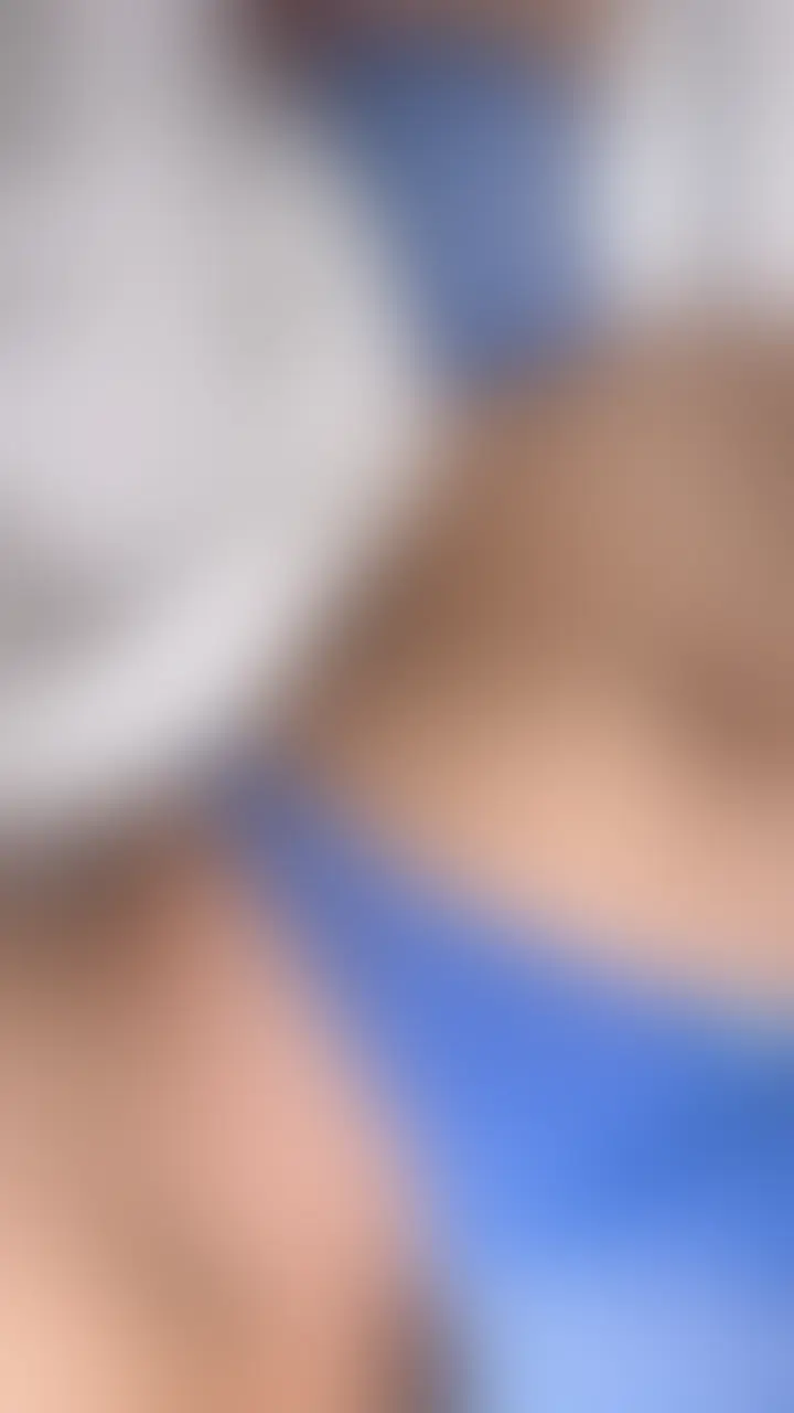 乳首舐めた瞬間、さっきまでの照れが嘘みたいに雌スイッチ入ってて最高。
手マンでくちゅくちゅ音立ててあげると、もう完全に欲しい顔。
「カチカチだね」って嬉しそうにしゃぶってくるフェラも丁寧で濃厚すぎました、、、
【本編顔出し5月22日17:00公開】
サウナで声かけた控えめ美女に部屋凸したら、布団の中でこっそりオナニー。
恥ずかしがってたのに、親友に見られながら雌顔で感じて、挿れたら一気にトロトロ。
流れで中出しOKさせて、しっかり変態の階段登らせました。 (2/2)