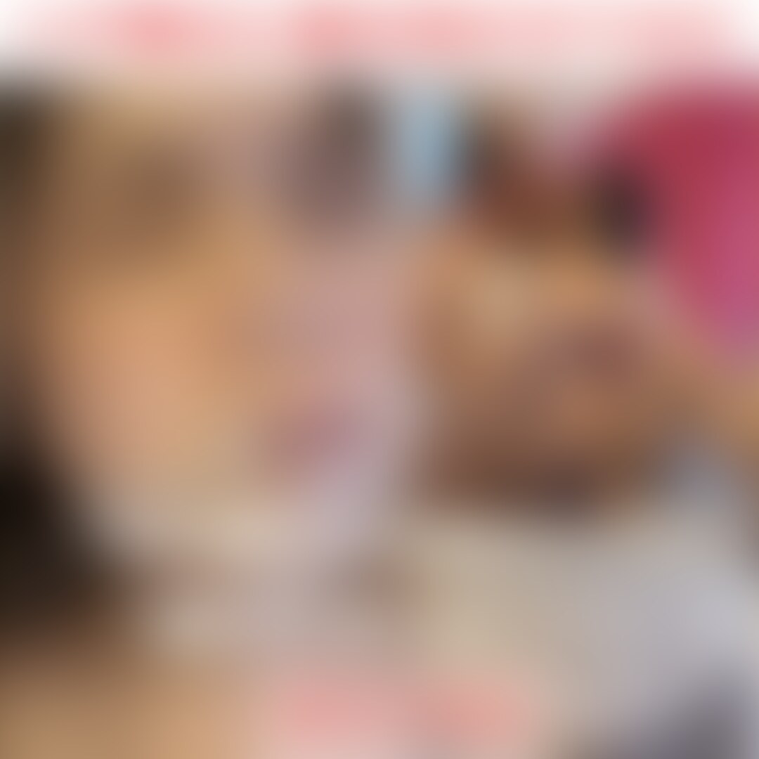 【4月17日までに動画横の💬欄に感想コメントくれた方には特典動画をプレゼント🎁】※顔出しなし単品です。
某日、僕の変態仲間のマサさんと嫁をバチボコにしてきました。
最近の動画は定点での撮影でしたが、今回からは「嫁の感じている顔を間近で見たい」との想いで、カメラも手持ちにして、より臨場感ある撮影をしてきました。
今回僕と一緒に嫁を抱いてくれたマサさん、中々の変態おじさん。
性欲も旺盛で、ビジュアルも「ねちっこそうなハゲ」と言う感じです。※表現は本人の許可もとってます。
そんなネチネチしてそうな変態ハゲおっさんに、「自分の愛する妻が、自分の見ている前で」執拗に責められ、ちょっと嫌な顔をしながら種付けされるってNTRの醍醐味ですし、罪悪感半端ないですよね。
つい3時間前まで、家事をやっていた普通の妻が、カメラの前では徐々に雌の表情に変わっていく様が良いんです。
そしてSEXでは感じてはいけない状況でも、感じてしまい挙句の果てに、濃厚な顔射を受ける。
べっとりと放出されたザーメンが口元を覆い、それを舐め拭き取る嫁の顔は、まさに「雌の顔」。
エロい口元がめちゃくちゃ興奮しました。
その姿に興奮し、我を忘れて上書きしました。
カメラの前というも忘れ、ひたすら嫁を抱きました。
何か悔しくて、悲しくて、でも嬉しくて・・・
短時間で嫁の膣奥に放ってしまいました。
そして唇にも上書き。
キスってNTRでは挿入より背徳的行為ですし、自分にとっては他人とキスする行為は本当に嫌です。
でも見てみたいというぐちゃぐちゃな感情が入り混じって、どうしたら良いか分からなくなります。。
敢えて今回はプレイの詳細は書きません。
プレイよりも嫁の表情や声、NTRて気持ちは嫌なのに、受け入れてしまう雌心を是非本編で感じて欲しいと思います。 (2/2)