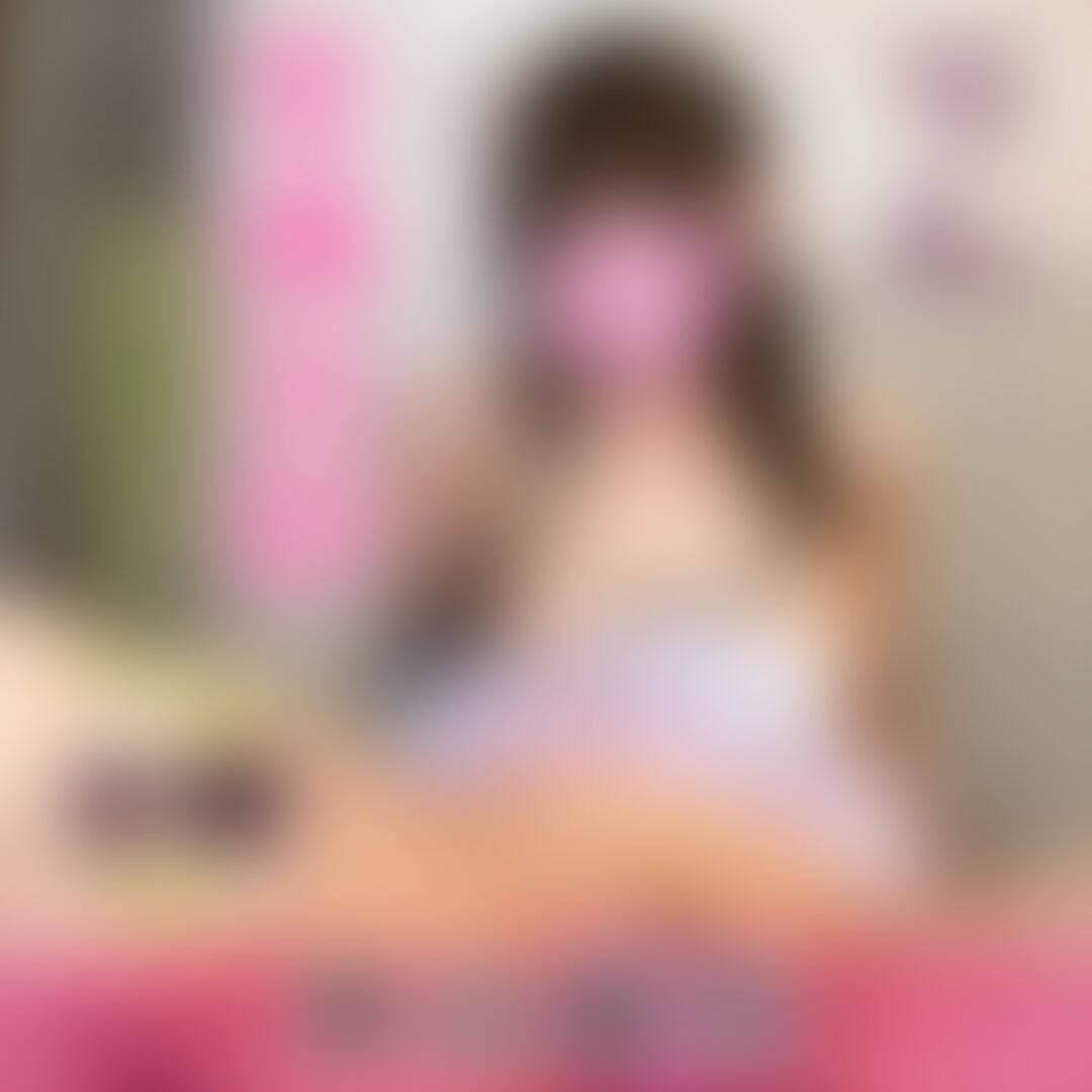 【単品販売】※客観視点横動画フルバージョン
今回講習するセラピストは、清楚系スレンダー美女のりんちゃん。
見た目は清楚で大人しそうなのに、実はエッチというギャップにハマってしまう人が続出している人気セラピストですw
りんちゃんの理想のデートを聞いてみたら可愛すぎるデートの話が聞けてテンション上がりましたw
こんな可愛い美女とデート出来るだけでも絶対楽しいの間違いないですよねwww
今回はりんちゃんのオイルマッサージを受けることに。
相変わらずめちゃくちゃ上手で、マッサージとしても気持ちいいし、エロ的にも気持ち良すぎて幸せ時間が最初から始まりますw
ところどころフェザータッチを混ぜてくるので一瞬でハマってしまいますw
衣装チェンジのベビードールも似合ってて、時折見えるお尻がエロすぎて、思わず触りたくなりますw
仰向けになったら、鼠径部を中心にいっぱいマッサージをしてくれますw
いきなりチンコを攻めずに、周りからじっくりマッサージしてくれるのは焦らされてる気がしてムラムラが止まりませんww
チンコを触ってくれるのは嬉しいですが、こうして焦らしながら盛り上げてくれる方がチンコを触ってくれた時の嬉しさが倍増するので最高ですw
焦らし方もレベルが高すぎてチンコがギンギンになって紙パンツを突き破りそうですwww
いつもよりギンギンに勃ったチンコを見て興奮するりんちゃんw
「なんでこんなに硬くて大きいの〜?」
って聞いてきますが、あれだけ気持ちいいマッサージされたら誰でもギンギンになりますw
りんちゃんのエロい身体を堪能したかったので、僕からも少しマッサージをしてあげることにしましたw
エロい姿を見たかったので四つん這いになってもらうことにw
マッサージをすると言いつつ、お尻とマンコを触るだけでしたが、マンコがすでに濡れまくってましたwww
マンコマッサージをしていたら、りんちゃんが早くチンコを欲しがっていたのでバックの体勢でそのまま入れてあげましたwww
チンコを入れた瞬間、嬉しそうな声を出すりんちゃんw
少し動いただけですぐにイッちゃうりんちゃんw
店長のチンコがよっぽど気持ちよかったんでしょうねwww
自分からオッパイを出して触ってほしそうにしていたので、美乳をたくさん揉んであげましたwww
僕によく見えるように入れてくれるりんちゃんがエロすぎますが、腰の振り方がヤバすぎて気持ち良すぎですw
腰を振りながら何度もイクりんちゃん、店長のチンコとの相性良すぎませんかww
最後は正常位で中にいっぱい出してあげましたw
今回はいつも以上に気持ち良すぎて中にいっぱい出しちゃいましたwww
りんちゃんのマンコから僕のザーメンが溢れ出るのがエロすぎて、出したばかりなのにまた勃起しちゃいそうにw (2/2)