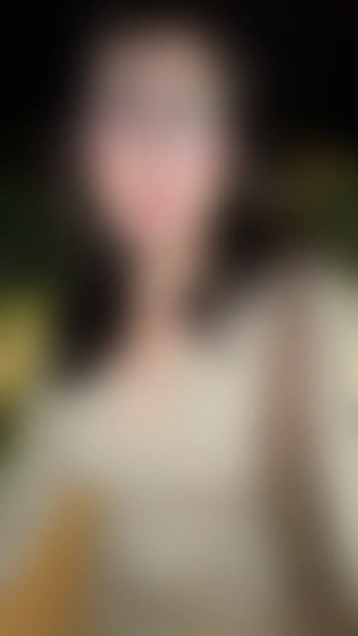 ウォーキングしてたら超イケメンのお兄さん発見!!!
これはお声をかけずにはいられない😍✨
思い切って声をかけたら
やっぱり超イケメン!!!
大学生かな?!
ゆかろんがよく行く「秘密の場所」へ手繋ぎでお連れしちゃいました🩷🩷
もう夢のようです🌈
この時からもうおま○こは濡れ濡れ💦💦
秘密の場所へ着くなり
彼のパンツを下げて
おちんちんも金玉もパクってしちゃった😍
夜も遅いし、一日かいた汗がすごくプンプン臭って
汗臭くておいしかったぁ〜🥰
ずーっと舐めていたかったよ🧡
でも我慢できなくなっちゃったから
ゆかろんもパンツ下ろして
バックから突いてもらったよ🩷🩷
もう夢のようだわ🩷🩷
最後はお顔にかけてもらったの🥹
濃すぎる精子が顔に生あったかくかかって
もう幸せ〜✨
死んでもいいかも😍😍
帰りはカピカピになりながら
帰路につきましたwww (2/2)