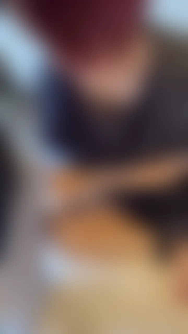 撮影で焦らしたからなのか
すぐ脱がして舐めようとする笑
まだダメだよ😎
1ヶ月ぶりで、会うのは今日が2回目
お互い住んでる都市がかなり違うので、
僕が戻ってからもやりとりは続いていた
そのおかげでで少し慣れたのか、即フェラ…
ぎんぎんに勃ってるのが嬉しいらしい
久しぶりなんだからじっくりとなッ
という、逆焦らし🤭
イイ音、たててます♫ (2/2)