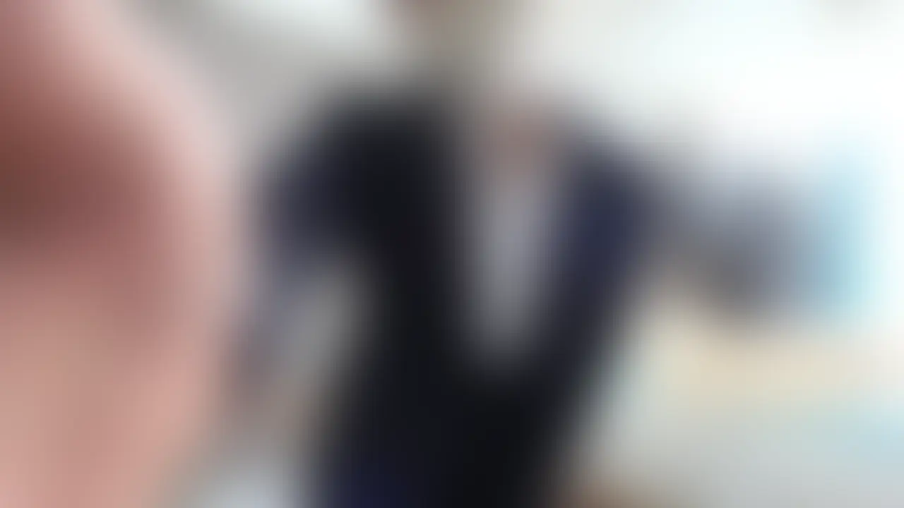 #1仕事を終えて帰宅——
誰もいない自室、着替えもせずにそのままスーツ姿でベッドに腰を下ろす。
でも、彼女の目的は“休息”じゃない。
はだけたシャツから覗くのは、極限まで煽情的な変態ランジェリー。
自らの手で乳房を揉みしだき、期待に濡れた秘部をディルドでゆっくりと貫く…。
「…やば、今日もまた、めっちゃ濡れてる…」
やがてベッドに四つん這い、ディルドをまたいで腰を振る自演騎乗位——
スーツOLが本性をさらけ出す、誰にも見せられない裏の顔。
巨乳、変態下着、主観視点、騎乗位セルフ、すべて本人撮影。
一人の変態女が、自宅で本気でイってしまうまでのリアル記録です。 (2/2)