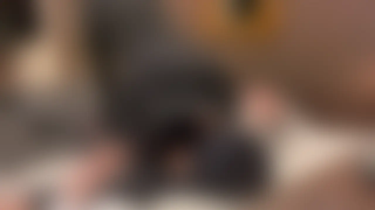 「まい大人はしないですからね〜？」
「大丈夫！映画見るだけだから！」

パパ活女子のまいちゃん。おじさんにどうしてもとお願いされ、ホテルについてきてしまいます。

マッサージしてあげるよとおじさんに寝かされ、ラブホに置いてあった電マを使われたり、オイルローションを使われそうになったり……

「いい加減にしてください！」
痺れを切らしたまいちゃんはおじさんを押し返して、押し倒してしまいます。

「こういうの初めてでしょ？」
スカートを捲って目を引く赤いパンツを見せつけ、顔にお尻を押し付けてしまいます。
「苦しい？大丈夫、気持ち良くなるから」

顔面騎乗のあとは、唾液をおじさんの口にたらりと垂らします。
「まいと一生キスなんてできないんだから。」
可哀想なおじさん…。
「唾液飲んだし、おしっこも飲む？」
さすがにおじさんは慌てはじめます。
暴れるおじさんを足で押さえつけて、パンツを脱いでしまいました。
「全部飲んでねー」
おじさんの口に放尿してしまいます。
おじさんは初めてのおしっこに戸惑いながらも、頑張って口で受けます。

「まいとエッチなんてできないんだからね？」
さっき使われた電マでおちんちんを攻め、使われそうになったオイルローションも体にたらりと垂らしてしまいます。

乳首もおちんちんもぬるぬるになり、しこしこ扱かれて気持ち良くなってしまったおじさんは、まいちゃんの手でイッてしまいます。

「あはは、気持ちよかったでしょ？
今後もこういうことしたいなら、お手当2倍ね」

初めての快感に放心状態のおじさん。
まいちゃんとエッチしようと思っただけなのに、大変な目にあってしまいました…。 (2/2)