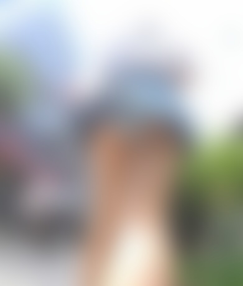 今回の生パンは当たりです!
水色サテンの青ちゃんは全くの警戒無しで取りまくり!エッチなパンです!
極めつけはチームサマスカの女性スタッフの声かけの天使みたいな笑顔!
ごめんね!君のスカート内の水色エッチサテンずっと撮ってたくさんのおじさんの欲望発射になっちゃうよw
黒パンも一人収録してます! (2/2)