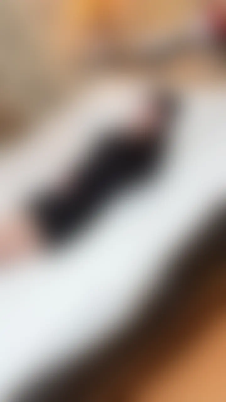 【痴女奉仕動画】
23歳のなぎさんは、都内で介護士として働いている。シフトは不規則で、休日はひたすら体を休めることに充てる日々。整体によく通っているそうだ。
学生時代には彼氏がいたが、社会人になってからはなかなか人と深い関係を築く余裕がなかった。ふと思い出したのが、以前東京で一度だけ利用した「女性用風俗」の体験だった。
そのときはただ「興味本位」で予約したものだったが、セラピストの丁寧な対応、落ち着いた空間、そして何より自分の気持ちや身体を尊重してくれるその優しさが、今でも鮮明に心に残っていた。
そしてもう一つ、なぎさんには「ピストンマシン」と呼ばれる器具への好奇心があった。ネットや動画で見かけるたびに、自分でも体験してみたいという気持ちはあったものの、どこかで「恥ずかしい」「変じゃないか」と自分を抑えていた。
今回は、ただ性欲を満たすだけでなく、「自分自身をもっと知りたい」「興味を持っていたことに素直に向き合いたい」という前向きな動機があり依頼していただいた。 (2/2)