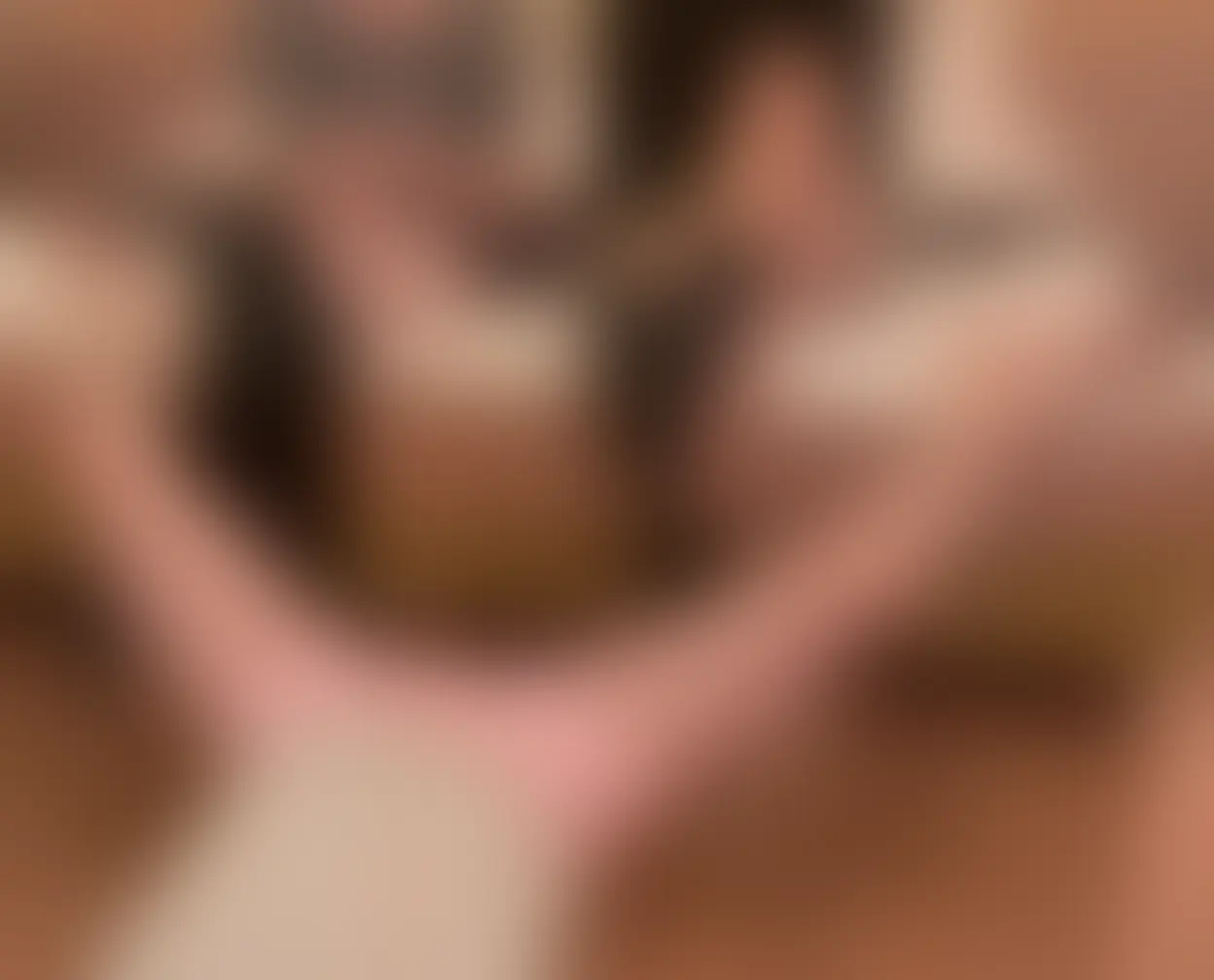 みぃ〜ちゃんとその友達にペット扱いされる足フェチM男(8分17秒)
みぃ〜ちゃんのことが大好きなM男がみぃ〜ちゃんと友達に首輪を繋がれて足元で弄ばれます。2人のブーツで踏まれたり体や股間や頭を踏まれたり電気アンマされたり、時にはキンタマを攻撃されたりします。痛さで逃げようとしても首輪を繋がれてるので決して逃げることが出来ずただただ2人のおもちゃになるM男でした (2/2)