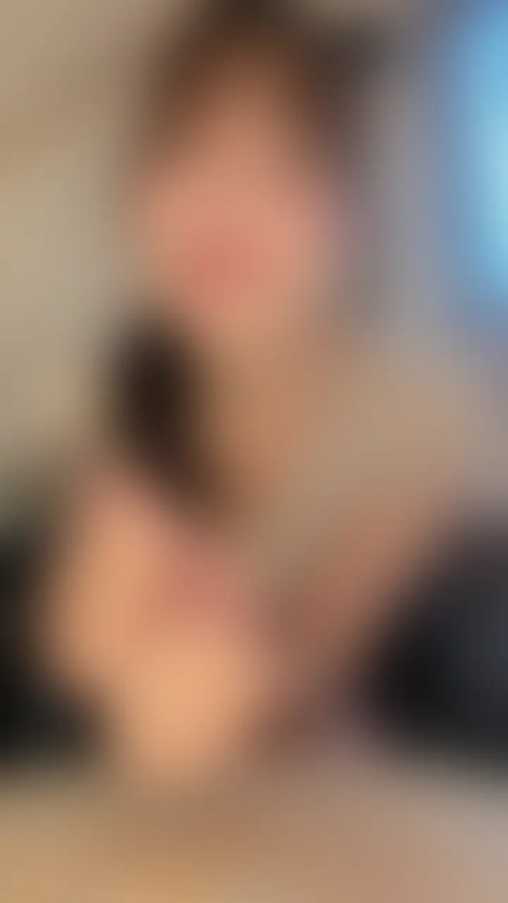 オンラインで見せ合いオナニーしちゃったよ😍

オンラインだからおまんこは見せられない！って言ってるのに、どうしても見せて！って言うから
ちょっとだけ見せちゃった💗💗

絶対内緒だよ🤫 (2/2)