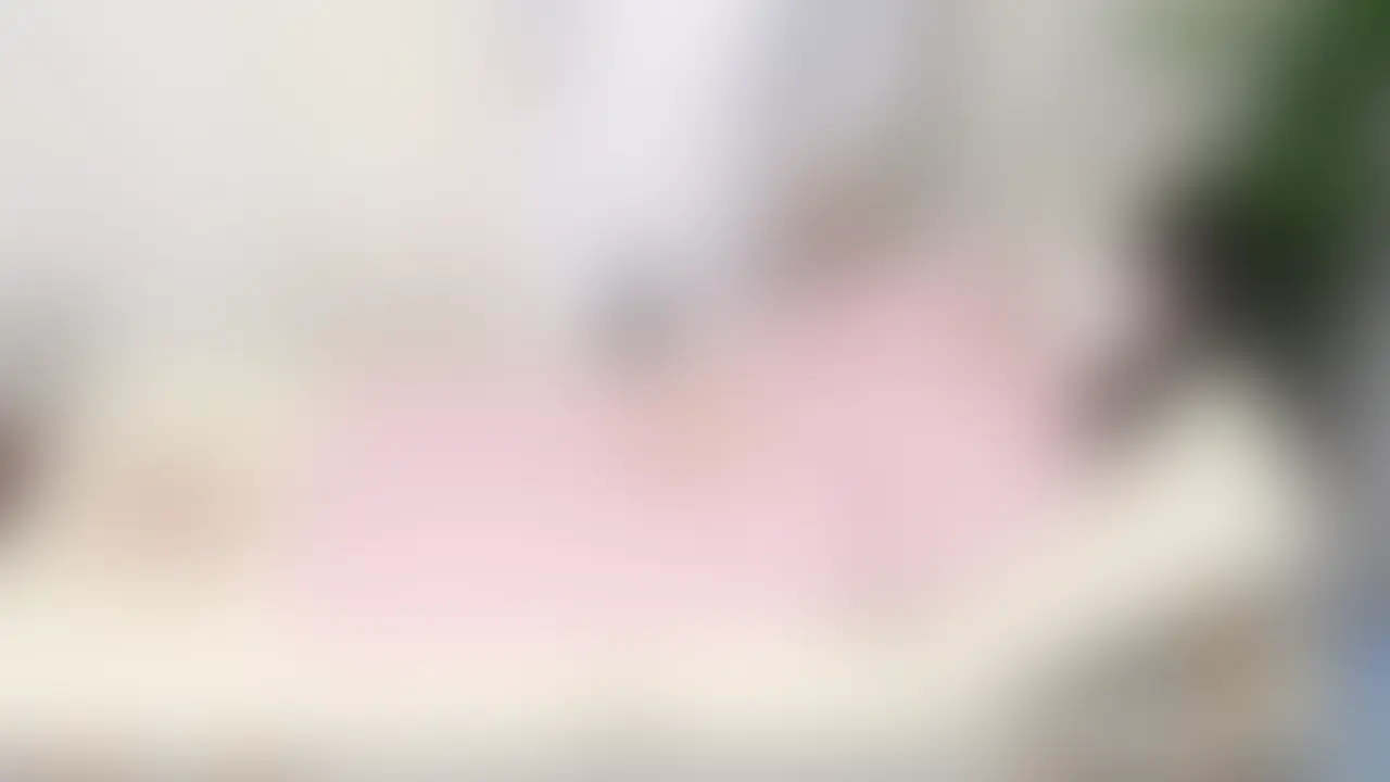 パイパン美まんこ診察/黒髪美女のまんこを広げ、電マを当てる生殖器検診。肛門検査でも性器を広げる禁断の検診
今作は陥没乳首の黒髪ロング美女の続きで、
美巨乳揉みの後にがん検診と称して
オマンコにも刺激を与えました。
恥ずかしいとは思いますが、オッパイを触りながら下半身の反応を見て
しっかりと開脚をしてもらい、パンツ越しマンコを捏ねたあと
パンツを脱がせてオマンコを広げて
しっかりと診察。
一昔前はパイパンなんて本当に珍しいものでしたが、
最近の美容への気遣いは素晴らしいですね。
綺麗な縦筋がガッツリと双眸に移り
広げるとピンクと赤を混ぜたような膣穴が丸見えに。
さらに四つん這いになってもらい、
肛門検診までして、
玩具(バイブ)を当てながら検査。
当て続けたら絶頂してしまいました。
画角が勿体ないので編集で腰跳ね上げ絶頂をどちらの映像も収録してます。
かなり背徳感があります。
#素人#OL #個人撮影 #おっぱい #巨乳 #フェチ #健康診断 #検診 #病院 #診察 #背徳 (2/2)