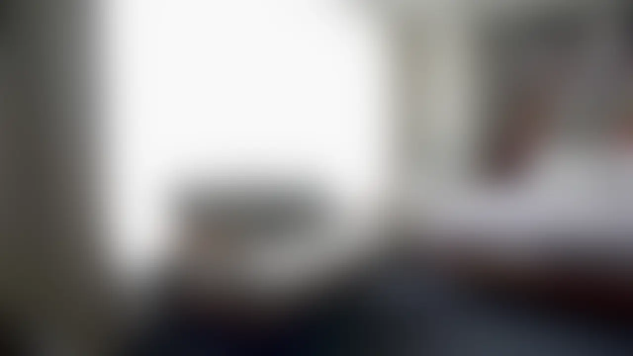 人見知りの21歳がバイト先の店長連れて来て、中出し懇願(56分)

いつも僕の動画を見て、おかずにしていた21歳の子。
会いたいけど、一人で来るのが不安でセフレ(バイト先の店長)と一緒に来てくれました。

人見知りでうまく話せず、店長さんに彼女のことを聞きながら、３人で話しました。

ディルドを使って毎日オナニーするみたいだけど、僕とのエッチを楽しむために、大好きなオナニーを我慢してきてくれました。
でもどうしても我慢できなくなり、、店長と前日にエッチしてしまったそう。

いつもしているディルドオナニーを見せてくれたのですが、白目をむき出しにして、アへ顔しながら絶頂する姿は圧巻でした。

性欲旺盛だけど、恥ずかしくて思ったことを上手に伝えられない様子でしたが
「中出しされたい」という願望は教えてくれました。

過去に一度だけ中出しされたことがあって、それが一番気持ちよかったそうで、「もう一度あの快感を味わいたい」と懇願されたので、おもいっきり中に出したら、絶叫しながら快感をかみしめて、満足そうに喜んでくれました。 (2/2)