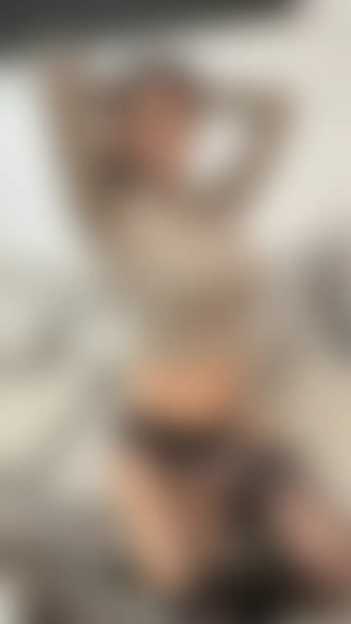 女子大生まりな「初めてセクシーなランジェリーを着てみました。 次回の動画は、 この格好で新しいおもちゃ使うところを公開するよ☺」の投稿サムネイル