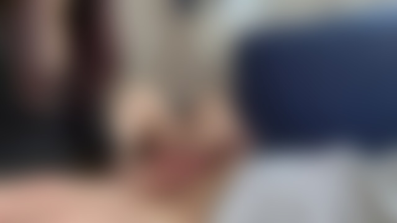 鼠径部と睾丸のオイルマッサージで勃起させて、亀頭をオイル手コキでマッサージして精子搾り取るつまみちゃん❤️
気持ちよすぎて大量に出しちゃったけど手のひらで受け止めてくれました👍 (2/2)