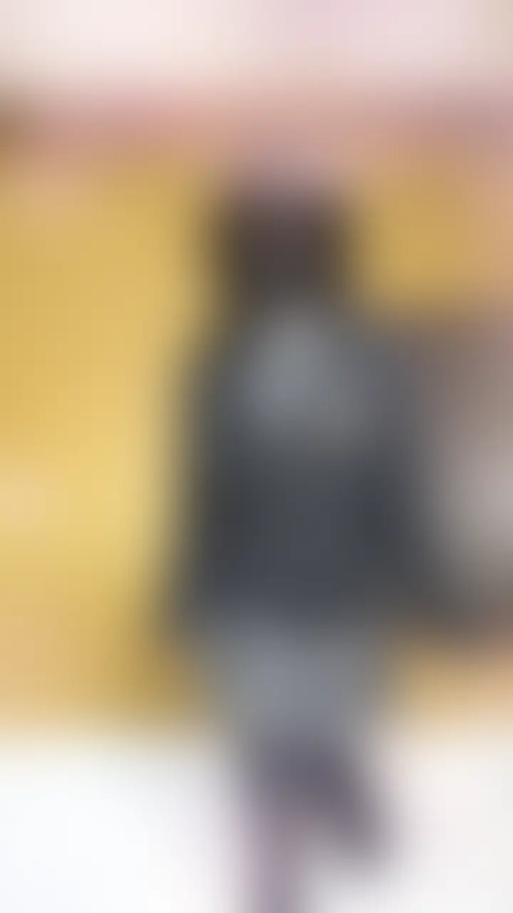 新しく買ったばかりの制服に袖を通し、カメラの前で嬉しそうにご満悦の表情を浮かべるりおちゃん。
ひとしきりお気に入りの制服をアピールした後、カメラをじっと見つめる視線は徐々に淫らな色を帯びていき……。あなたを誘惑するように、いたずらな笑みを浮かべながら自ら制服に手をかけます。
静まり返ったホテルでブラウスのボタンを外し、新品のスカートをベッドに落とし、最後はパンティまで……。
お気に入りの制服から完全な全裸へ、そしておまんこ丸見えの瞬間まで、カメラの向こうのあなただけに向けて繰り広げられる濃密な一部始終をじっくりとご堪能ください。 (2/2)