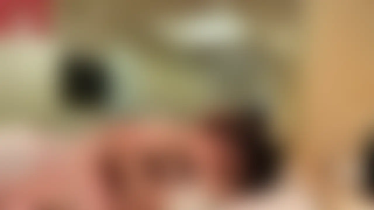 【思いっきりセックスした後、人妻に対してお願いしてしてもらったお情けおかわりセックスも気持ちよすぎた】
1回目のセックスが終わってお風呂に入って肌をすり合わせながら布団でダラダラまったりと過ごしていたらムラムラしてきてもう一回したいと人妻ミカさんにお願いしたところ。「仕方ないなぁ」と承諾してもらいもう一回戦することに。
一回戦目後の少し疲れ気味のちんこを元気づけるために乳首をさわさわ。指の腹をつかって程よい強さで乳首をいじられたかと思いきや亀頭を攻めるようなねっとりフェラまでしてくれて勃起不可避。
仕方ないなぁ。など言いながら勃起したチンコを見て興奮したのかいきなりのスパイダー騎乗位で襲われてしまいます。
いきなりそんなしたら出てしまうので密着騎乗位をしてもらうことに。
すべすべの肌を密着してもらいながら目の前には巨乳。視覚的興奮と年上女性につつまれているという安心感。
自分は何も考えず、どこにも力を入れず、ただ相手が上から抱き着いてくる肌の感触を身体全体で感じつつチンコはトロトロまんこのゆったりとした動きに任せて膣を感じる。
二回戦目ということもありながら長くプレイしようと我慢はする必要はなく、ストレスフリーな状態です。
しかし、我慢しないというわけではありません。
自分の意志であえて我慢することでチンコの感度を高めて膣を感じるのが最高に気持ちいいのです。そして感度が高まった最高の状態で膣奥深くにチンコを押し込んで中に全て出します。
この瞬間、脳内で快楽物質が多量に出てるのが自分でもはっきりわかるぐらいこの瞬間が気持ちいいです。
一回戦目とは違うこの贅沢な感覚を味わえるニ回戦目も正直かなりすきです。
そんなセックス動画になります。
動きは激しいものではないかもしれませんが是非ご覧ください。 (2/2)