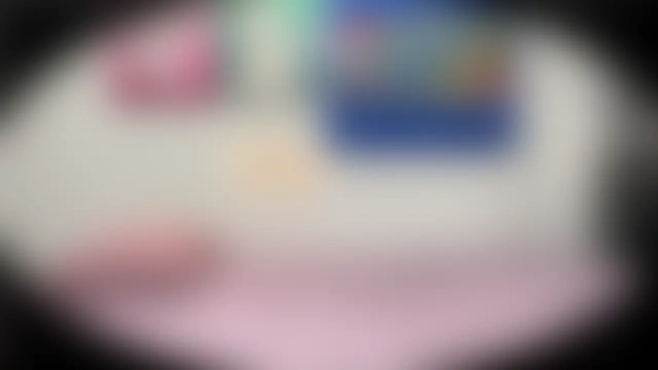 【実録】深夜のデリヘル嬢密着ファイル32!五反田F店ゆいな【19】
こんばんは、都内のアラフォーぽっちゃりおじさんです。大のデリヘル好きでお恥ずかしながら素人童貞です。デリヘルを呼んだ時のプレーをカメラで撮って後で見るのが大好きです。
今回はファイル3のゆいなさんと再会!とうとう!生本番できました!!
19歳で若くてかわいくておっぱいすごく大きかった方でまた呼びたいなと思っていました。前回はフェラでイってしまったので今回はとすごく楽しみでした
部屋が変わってから初めてだったので「お部屋かわったね!」と言われたのでオタクで気持ち悪いかなと思ったのですが「そんな事ないよ」と明るく言ってくれて凄く優しいです
「最近は他の子呼んでたの?」「ゆいなの子とも呼んでよ」と凄く可愛いです。ますます緊張してしまいます
早速バスタオルをとってIカップおっぱいが目の前にあらわになります。沢山呼びましたが一番大きいです。押し当てられると柔らかくて超きもちいいいい
そのまま座りながら乳首舐め手コキからフェラ ねっとりしててすごく気持ちいい
ベットに横になって乳首舐め手コキ 大きなおっぱいを僕の身体にがっつり押し付けて上から攻めてくれます!何て気持ちいい世界・・・
大きなおっぱいでの授乳手コキ。幸せです
そしてIカップのパイズリ。やわらかくて気持ち良くて最高すぎる!!すぐ出ちゃいそうになります。気持ちいい
再びおっぱい押し当ててのフェラ じゅぽじゅぽ音を立てながら太ももに押し当てるのは反則です!気持ち良すぎる!
そして生2でとうとう…騎乗位で上から念願の生挿入 気持ち良すぎる!温かいまんと揺れるおっぱいに興奮です!すぐにイきそうになってしまします
最後は正常位にしてもらって腰を振りました 動くたびに揺れるやわらかいおっぱい。ヤバすぎます!もう限界でゆいなさんの中にドピュドピュ出しちゃいました (2/2)