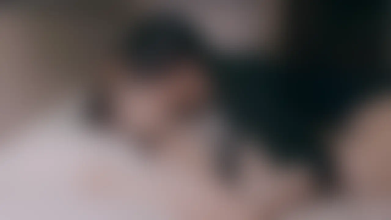 普段学校の先生やってるお姉さんと仕事終わりに密会してきました。感じすぎて潮かおしっこか分からないくらい漏らしちゃってて可愛すぎました、、 (2/2)