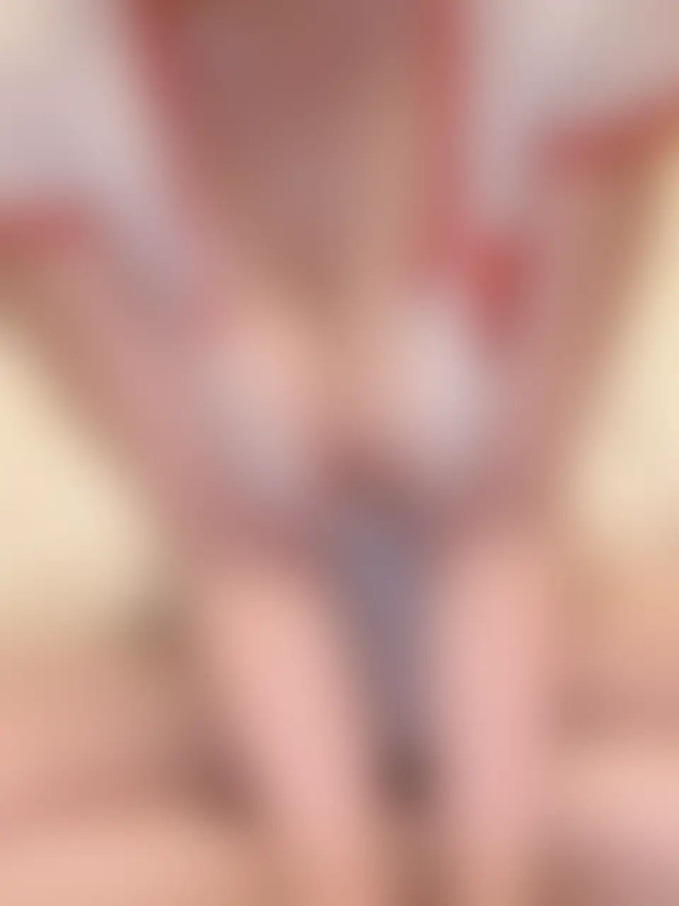 yui☀️🧺「ナースのコスプレ❤️ 垂れてるおっぱいを頑張って支えてます😋 ゆいのおまんことおっぱい舐めてくれる人いる？❤️」の投稿サムネイル
