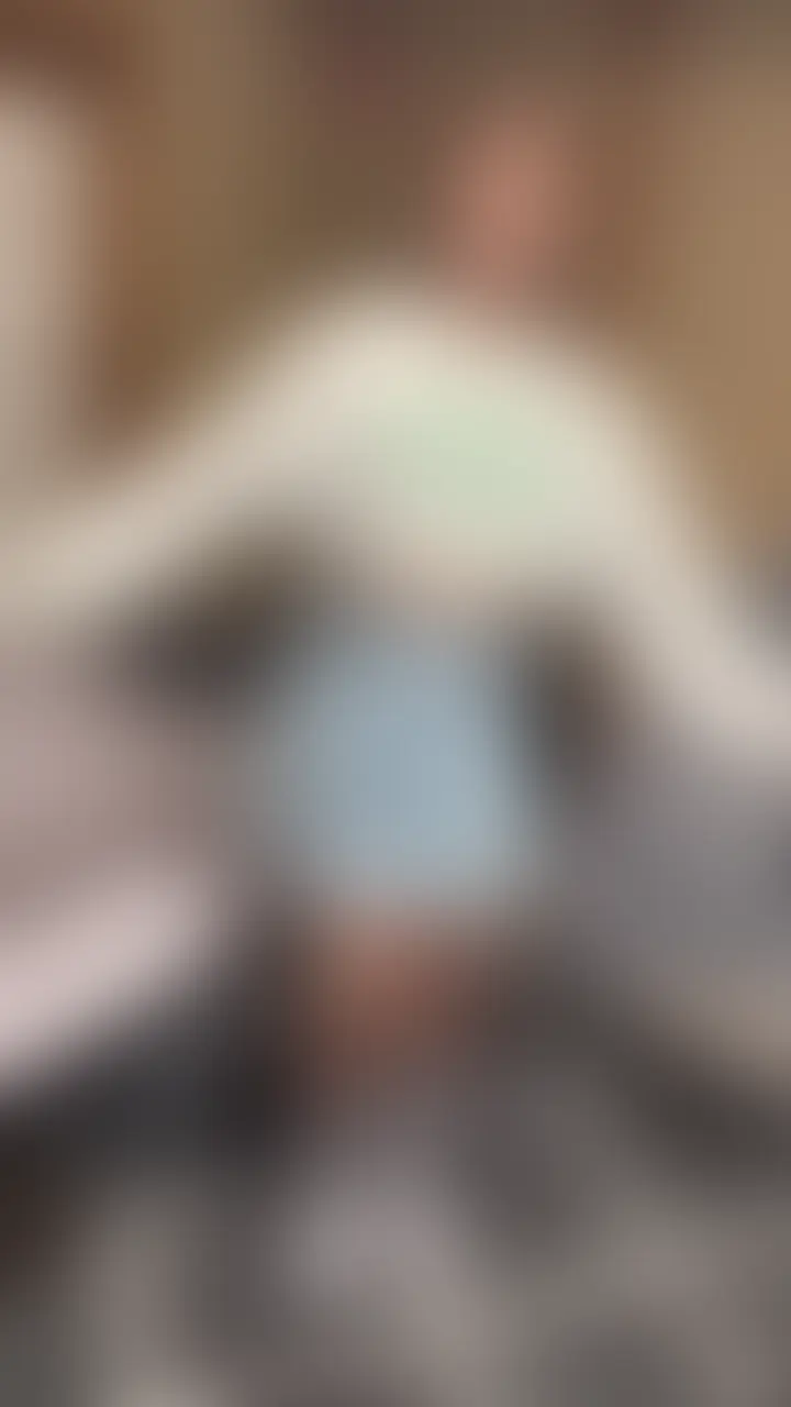 下町のキャバ嬢にシャンパン入れたらお持ち帰りできた動画です。
フェラチオしてもらって口内射精。
生ハメ中出し。
追撃で手コキフェラでもう1発。
3発抜いてくれたエロスキル高め女です。
ローカルキャバクラ店で僕の指名嬢です。
都心から離れたローカルキャバだけだと稼ぎが少ないらしく、 一緒にカップルエロ動画出して小遣い稼ぎしようと誘ったら「やる!」とw
元々エロいことが大好きらしくノリノリです。
自宅に連れ込んで早速スマホ片手に撮影!
まずはオナニー撮影!普段からオナニストな一面があるのか巧みに自身の性器を弄り染みパン状態!
パンツを脱いでまん毛もボーボーです。可愛い女のこで毛が生えてるのってエロいですよね。(最近、パイパン多いのでw)
更に電マやオナニー用器具を用いて自慰行為。(このこ止まりません!w)
彼女のオナニーを見てたらギンギン勃起してしまいました。
私の盛り勃つ肉棒見て興奮したのかノリノリでフェラチオしてくれます!
玉舐めと丁寧なお口ピストン摩擦!
堪えきれず口内射精!!たっぷり出してあげました。
2回戦目でも巧みな舌先でべろべろ乳首舐め!
玉舐め竿舐めと丁寧にたっぷりフェラチオしてくれてめちゃめちゃ上手いです!
69からの顔騎でたっぷりクンニしてマ○コも濡れ濡れになった所で生挿入!
相当SEX好きなのか笑顔で喘ぐ喘ぐ!騎乗位も積極的にグイグイ動いてくれます!「なんてイイ女だ」と思いながらひたすらプレイしました。
バック、寝バック、正常位と体位を変えラストはで生中出し!!
賢者タイムでまったりしてたら、 更に手コキで3発目を暴発させられました!最高にエロいキャバ嬢です。
1時間
5.25GB (2/2)