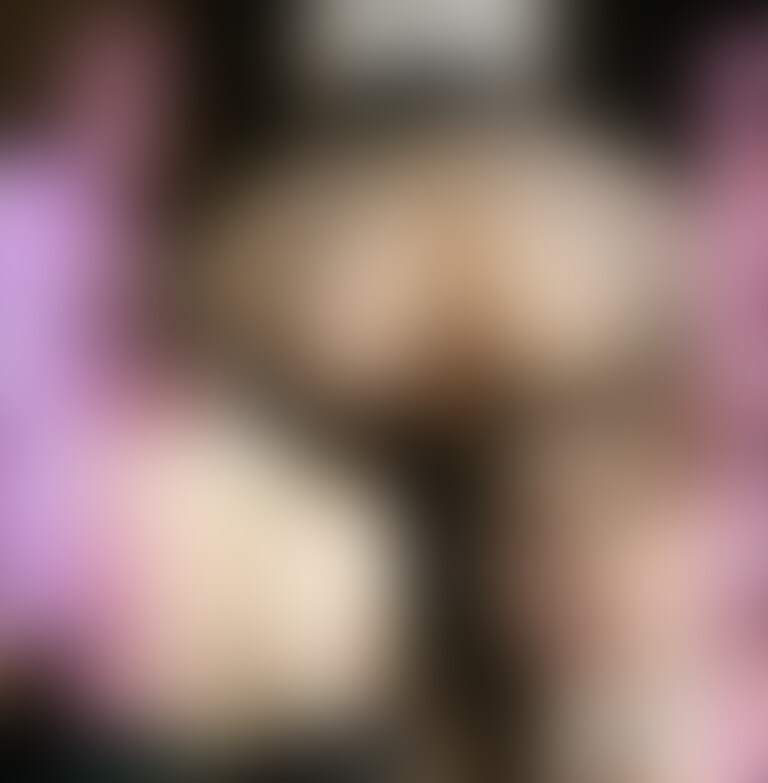 今夜の動画は・・
【お顔ドアップ・フェラ特化・デカ尻で背面騎乗位❤️】
そんな内容の動画になっています【※口元は薄めのブラーです】

ももちがもしも、ピ◯サロ嬢だったら…？！
そんな妄想しながら見て貰えたら嬉しいな(⁎ᴗ͈ˬᴗ͈⁎)‬㊙️

最近殿方のおち○ぽを責めたい欲がむんむんっ😳︎💕︎︎笑
そんな今夜は、アナタをリードしてちょっぴり意地悪なこと言ってみたり、焦らしながらも……いーっぱいシコシコしちゃいました(//∇//)

「もぅ！ち○かすこんなに溜まってるじゃ～ん♡」

思わず恥ずかしくなっちゃうような淫語責めにも、ノリノリで挑戦しちゃいました
先っぽをチロチロ優しく舐めたり、喉奥でズボズボしたり、じゅぽぽ///////ってバキュームしたり…たくさんおち○ぽを責めちゃいました。
さらに・・上のお口だけじゃ満足できず下のお口にもディルドをズッポリと咥え込んじゃった・・

ももちのチャームポイントでもあるお尻がドアップ！！
ディルドが出たり入ったりぬぷぬぷしてるところが丸見えに。。上下に激しく動いたり、前後にねっとりグラインドしたり・・ももちの騎乗位で逝かないように我慢できるかなぁ・・？❤️
過去イチお尻がエロいので、じっくり堪能してください・・/////

♡.*･ﾟ┈┈┈┈┈┈┈┈┈┈┈ﾟ･*.♡
※この動画は定点カメラと、カメラマンさんと撮影しました。
※この動画は１５：５１程です。
※予告なく価格を変更させて頂いたり、販売を終了させて頂く場合がございますのでご了承ください。 (2/2)
