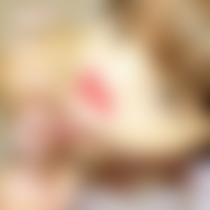 【ごっくん】ビキニ姿の美人痴女が喉奥まで咥えるよだれダラダラフェラをしてくれたよ
ドエロいフェラをしてくれると言ったらあやちゃんです。
「夏はノーブラノーパンなの!」とハイテンションのクレイジーガール。水着に着替えて速攻フェラ。
最初からタマを丁寧に舐め上げてくれます。タマ舐めのあとは裏筋をペロペロ、、、そして、亀頭をペロペロ、、、
最後にはちんこを丸飲みしてくれました。喉奥で亀頭を刺激しながらタマを舌でペロペロするのはエロすぎました。。。
最後は怒涛の口内射精、、、そして、あやちゃんは精子が大好きってことで、当たり前のようにごっくん!
本当にドエロいわ。。。
久々の撮影だったけど、良いフェラ作品ができましたね! (2/2)