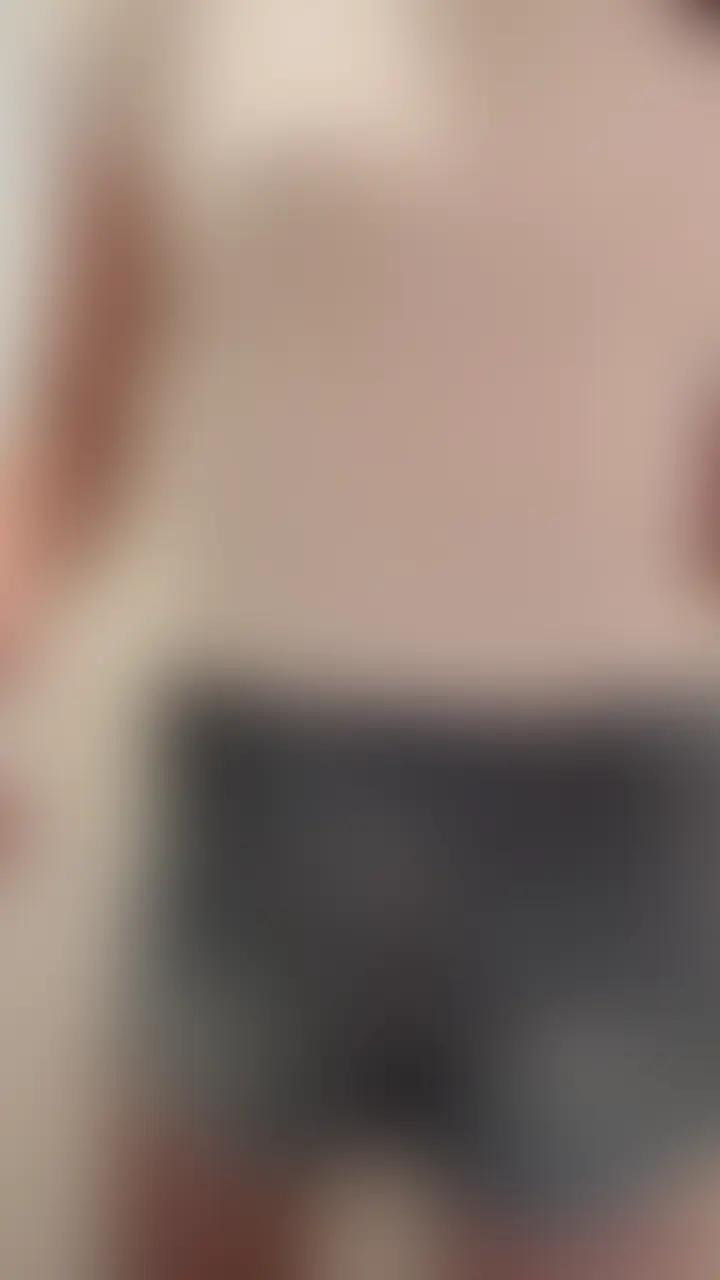 右上の「♡」ボタンを押してくれたら
りんとっっても嬉しいです🥰
◌⑅⃝♡◌⑅⃝♡◌⑅⃝♡◌⑅⃝♡◌⑅⃝♡
こんばんは〜りんです🍓🍓
前回の動画は見てくれましたか?🥹
コンビニにいちごのお菓子を買いに行った時にゲリラ豪雨で
ずぶ濡れになって帰ってきたりんはその後我慢できず自分でも
おしおのゲリラ豪雨をしてしまいました…笑💓
おしおと雨でもっともっとぐちょぐちょになってしまった
りんの一部始終、完結です♡笑 (2/2)
