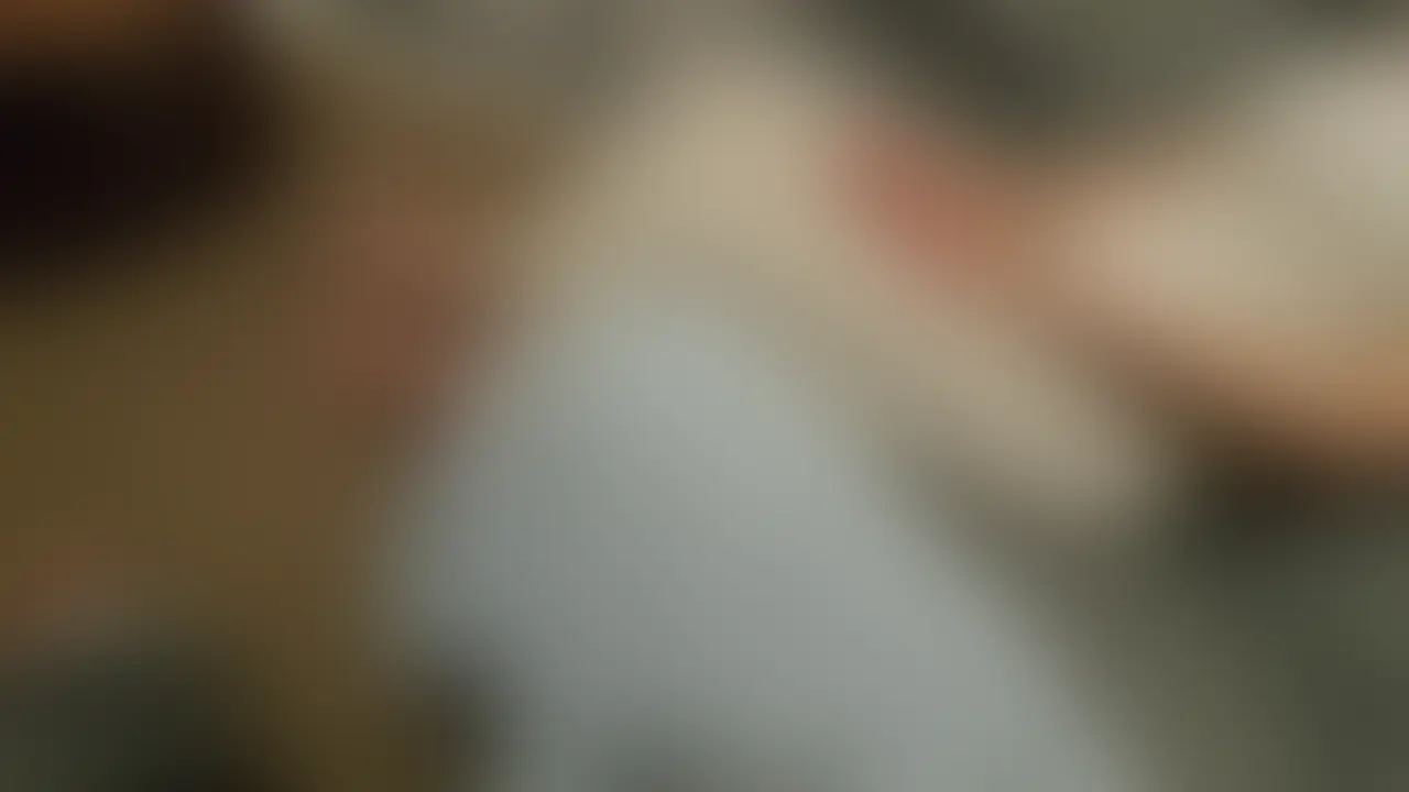 いつもご鑑賞ありがとうございます😊
ちょっとえっちなことしたいなぁ。
と思い妻に迫ったところなんだか変な感じになって2人で爆笑🤣笑
雰囲気の回収の為、乳首の触り合いっこから初めて固定電マに挑戦🗼
自分で乳首を摘ませたりして感じすぎてピクピクしてる妻😎
是非お楽しみください!! (2/2)