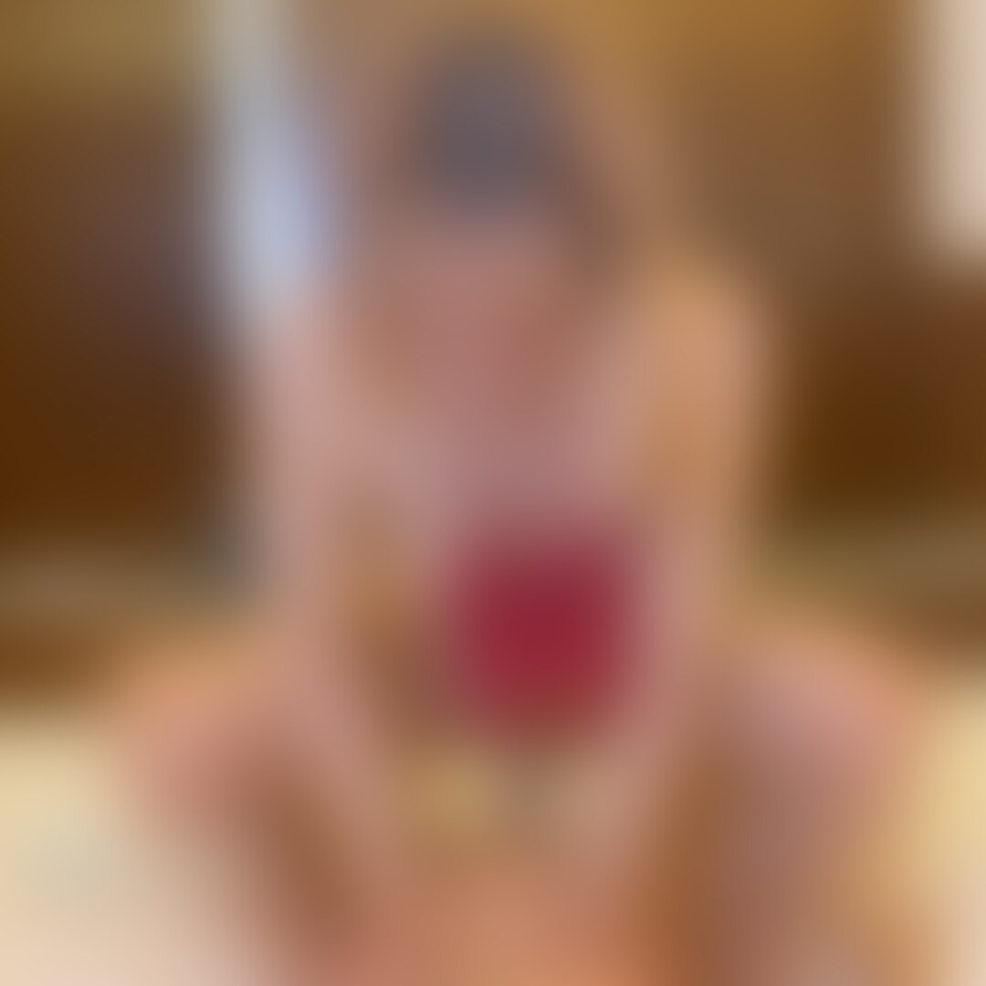 暑くなってきて温泉でも開放的になっちゃった😂気にしないで全裸でお茶飲んだりしちゃってます…🥰
そのあとはホテルで今回は制服着ちゃいました💕なんだか男の夢だとかなんとかぶつぶつ言ってて…笑
そしたらなんだか興奮してたのか、すごい激しく求めてきて…
我慢汁だらだらのち◯ぽ入れたら何も考えられなくなっちゃいました💕そのあとは上になって腰振っちゃってます🫣💦
みんなもいっぱいしこしこしてね🥰いいね、コメントも待ってます!こういう動画が見たいっていうのも良かったら教えてね🥰 (2/2)
