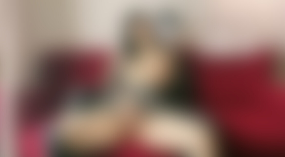 夫を目の前にして他人様の肉棒を包み込ませて頂きました🥰
乳首を摘まみ熱くなった私のクリトリスを指で優しくコリコリと捏ねくりまわす彼の前戯…💦
他人様の大きなペニスがヌチョヌチョと卑猥な音をたて私の膣内から出入りしているところを見て夫のペニスも膨れ上がり興奮しているようでした😍
目の前で膨張した夫のペニスを見ていると私の膣内からは濃厚な愛液がジュルジュルと溢れ他人様の肉棒を更にぬるぬるにしていきました💦
突き上げる腰の動きはどんどん激しくなりそれに合わせて私の腰の動きも激しさを増していきます🥰 (2/2)