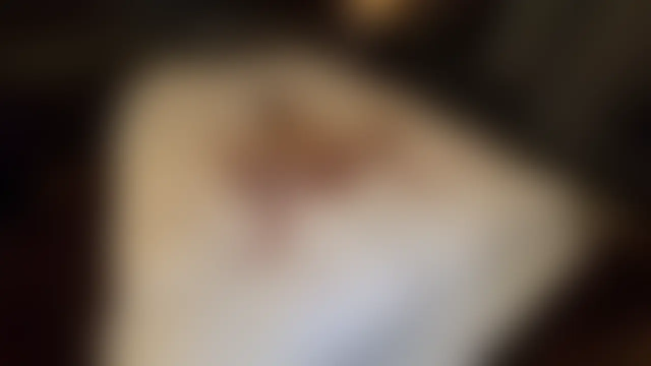 紬がベッドで勝手にオナニーしてたのでちんこを咥えさせたらいつも通りめちゃくちゃ気持ちよくて生挿入🍌
そして、どうしても中出しして欲しいと妹から言われたらするしかないでしょ🤭👍
中出しされた精液を飲みつつ、気持ちよくなりすぎてベッドをビチャビチャにするほどの潮吹きも💦💦💦 (2/2)