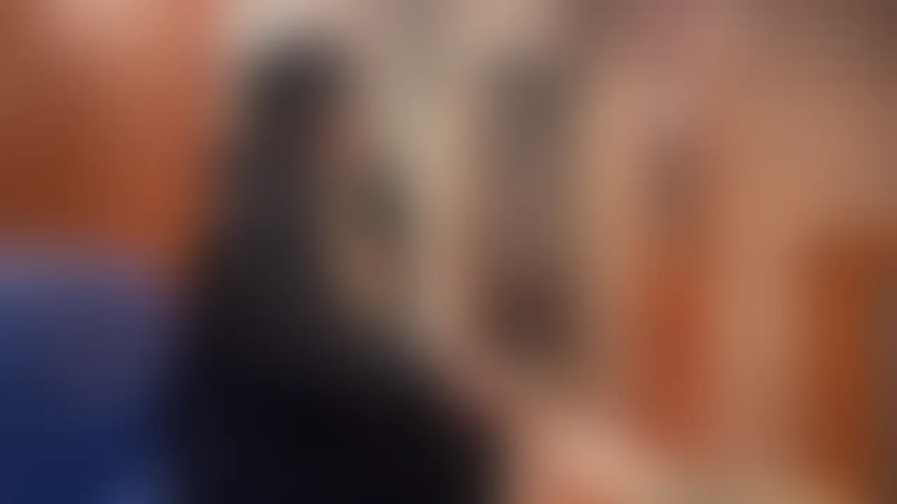 「お身体のお悩みは……？♡」
まずはお客様に満足してもらうためにしっかりとカウンセリング。
ヌルヌルのオイルで背中をゆっくりマッサージ。

肛門のキワをさりげなくグリグリすると──

「ふふ……声、出ちゃったね？♡」

そのまま背後から、乳首もマッサージ。

「ここも、敏感になってきてるよ♡」

ちゅぷっ、ぺろっ……じゅる、ちゅっ♡

「硬くなってる……♡ふふ、可愛い♡」

逃がさないように手首と足首にそっと器具を装着。

「動いたらダメよ？ぜーんぶ味わってもらうから♡」

ち◯こと乳首を自前のエロアイテムでマッサージ……

「んふ♡ すごい反応♡」

「ほら、お尻にも指……入れちゃうよ♡」

ずちゅっ、くちゅくちゅ……

「出ちゃうの？♡……出しちゃいなさい♡」

ぴゅるっ、びゅるるっ……ぴゅっ♡

白濁を搾り取ったあと、
私は抱きついて、頬に軽くキス──

「ありがと♡また来てね♡」

──今日も、“最高”のフィニッシュをお届けできました♡

「痴女えりこスパ」、本編でたっぷりお楽しみください♡

※これはえりこが、実際に「エロエロ訪問マッサージ師」をしていた頃の秘蔵映像だよ。

＋＋＋【セット内容】＋＋＋

①
 【実録★】乳首舐めほぐし、前立腺マッサージ、睾丸マッサージ…エロエロマッサージ師になってM男くんを訪問！「痴女えりこスパ」始めました。

計約38:54

【そのた】

※作品はえりこによるオリジナルです。
購入者以外の方に見せたり販売することは禁止です。無断アップロードも禁止です。

※禁止事項をご理解いただけなかった場合、法的処置をとらせていただき、損害賠償請求を致します。

＊＊＊

tansss41 (2/2)