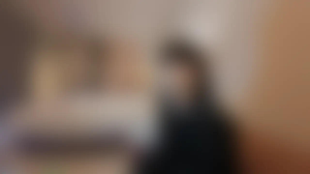 No67 JD19歳の初体験記録 ―緊張と好奇心が混ざる処女―

アプリで出会った、ちょっとおっとりした19歳の現役女子大生。
お小遣い目的で来たはずが、カメラの前で見せたのは…
緊張と興味が交差する“初体験のリアル”でした。

最初は軽いインタビューからスタート。
手を繋ぎ、胸に触れ、マスクを外した素顔にドキッ――
ゆっくりと、でも確実に距離が縮まっていく。

📸【初脱ぎ】
人前で裸になるのは人生初。
視線を逸らしながら、震える手で服を脱いでいく姿に思わず息を呑む。

👉【初手マン → 初フェラ → 初素股】
指を入れられるのも、舐めるのも、すべてが初めて。
慣れないながらも一生懸命に応じる姿が、リアルでそそる。
そして身体を擦り合わせる“素股”へ――
ぎこちない動きと、小さくもれた声が、逆にエロい。

💥【初挿入チャレンジ】
いよいよ…と思いきや、痛みで断念。
先っぽだけの挿入で「んっ…」と震え、首を振る彼女。
無理はせず、でも甘くて濃密な余韻だけが残る“未遂”の記録。

🧼【お着替えシーンあり】
シャワー前の脱ぎ → 着替えまで、余すことなく収録。

⚠️補足：
・おへそは完全ノーガード戦法。
・毛の処理はゼロ。まさに“そのまま”の姿。
・アソコには、モザイク越しでも伝わる“本当の初めて”がある。 (2/2)