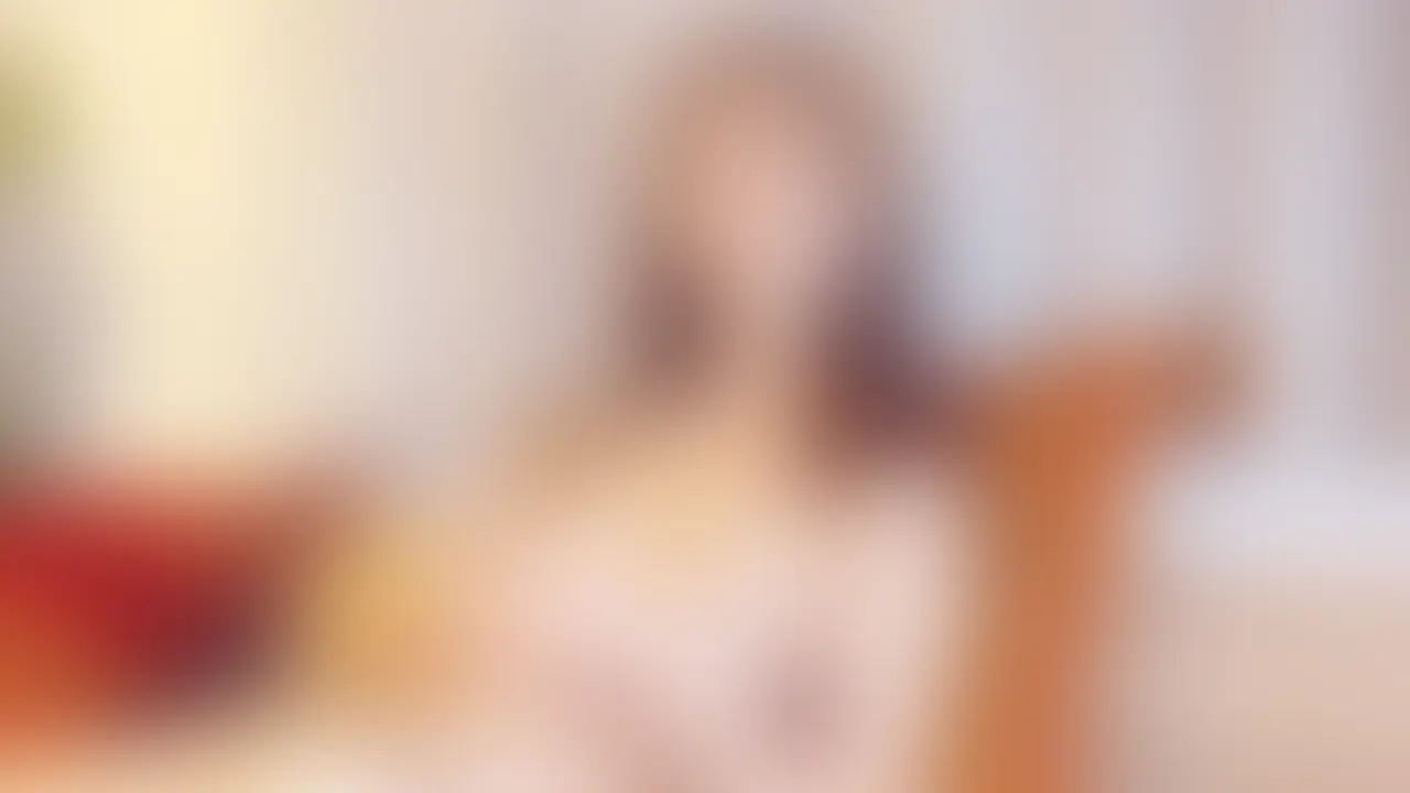 [ai 妄想#003-004] 静かな午後、20歳アイドルがそっと殻を脱いでいく


地方アイドルの ai（あい）、20歳。
ダンスレッスンへ向かうはずが、ふと開いたSNSに映ったのは、
地元の同級生たちが大学の昼休みに笑い合う写真。

「……いいな、こういうの。」

…その一枚だけで、張りつめていた気持ちがふっと緩む。


ふと気づくと、
心の奥にあった“しなければならない”という固さが、
いつのまにか跡形もなくほどけている。
上半身の服をゆるめた瞬間に感じた小さな解放が、
そのまま ai をもっと素の自分へと導いていった。

部屋は静かで、外の世界の気配はどこにもない。
ステージの光から離れた午後、
頑張ることをいったん手放して、
“ただの20歳の女の子”に戻っていく ai。

それは背徳でも怠惰でもなく、
彼女がやっと深呼吸できた、小さな自由の時間。

このコンテンツは、
そんな ai の心が静かに殻を脱いでいく瞬間を切り取った記録——。 (2/2)