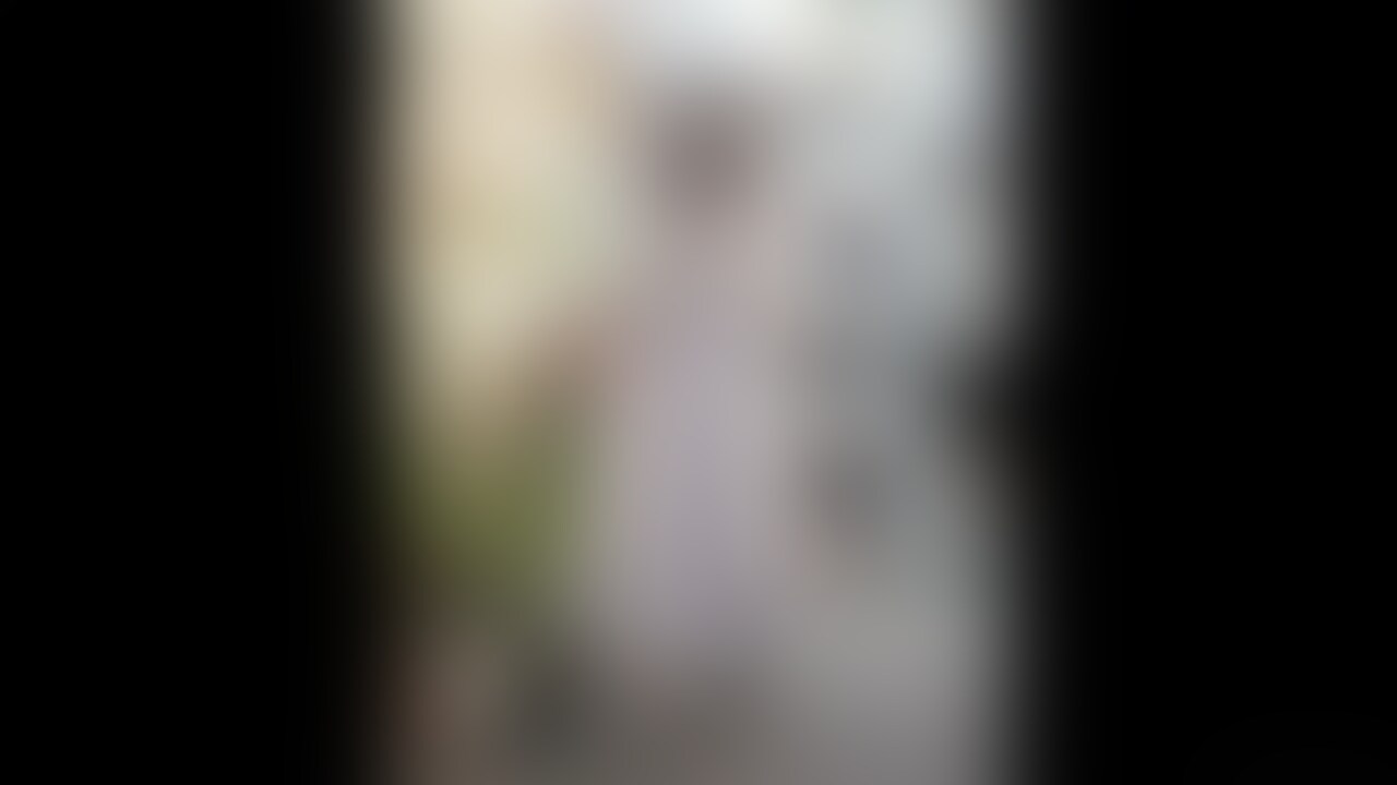 ロングスカートを地面から逆さでローアングル撮影されパンツ丸見え。
パンストでしゃがみパンチラ。
隙間から着替え。
スクール水着きてセクハラされる女の子。
野外露出してスカートをたくし上げ。
太い縄を股間に挟んで食い込ませる。
カエルの人形に体を触られて怒った女の子がハイヒールで踏んで責める。
ハケで太ももや胸を刺激。
乳首に粉を付けて乳輪を筆でマッサージ。
スク水の中に手を入れて胸の触診。
アイスキャンディーをセクシーに口で舐めたり舌でチロチロしたり咥えたりする。
オーダーされた人の名前を呼びながらのセクシーポーズ。(オーダーした人以外は無音)
乳首にローションぬって玩具の手で触る。 (2/2)