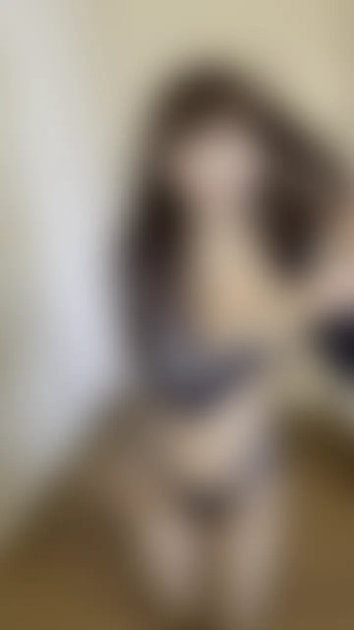 初めてのテンタクルンルン♡あそこにもちくびにも…経験したことのない快感に絶頂不可避…
右のいいね♡や保存もお願いします🥺💗

実は先日お誕生日を迎えました🎂❤️
たくさんのお祝いほんとにありがとうございました🙇‍♀️💗

いつも応援してくれてる方からえちなプレゼントをいただいて…

そのひとつの「テンタクルンルン」を初めて使ってみました！

ぷるぷるで繊細な突起がいくつもついているマットで、
ここにローションを垂らしてあそこを擦り付けると…

普通じゃ味わえない触手プレイが味わえちゃう…！！

床おなの快感レベルが一気にレベル100になっちゃって
腰が止まらなくなっちゃいました。。。笑


ちくびおなも大好きなみおにゃなので
もちろんおっぱいにも…❤️


みおにゃの初めてのテンタクルンルンで感じまくっちゃっってる姿、
なかなかすごいと思うよ…/// (2/2)