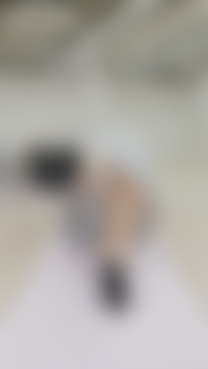 制服姿でも背面をしっかりと伸ばします♪😋💖 (2/2)