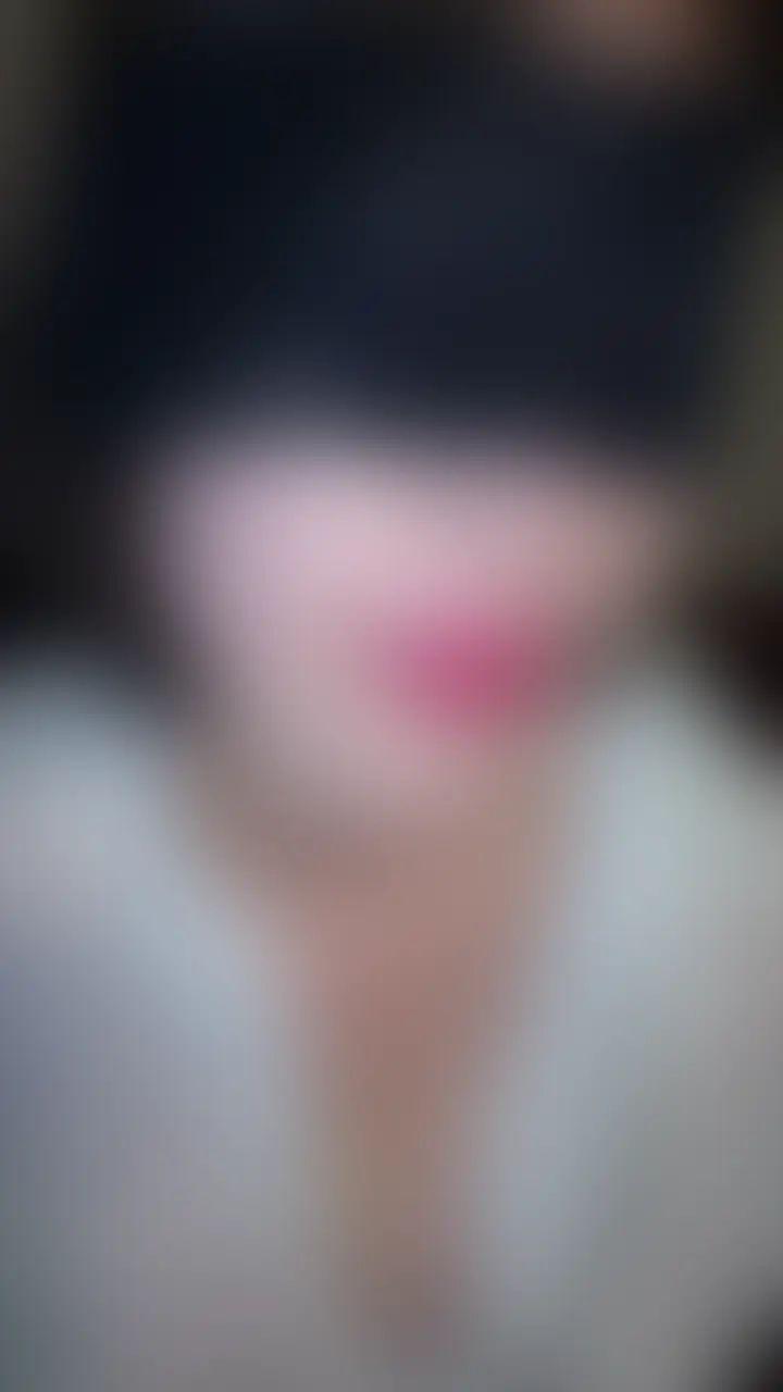 【スマホ縦動画Ver】【セレブ妻涼子】ヤリ部屋で串刺し連続中出し乱交!絶頂潮吹きイキ狂う夜♡
https://myfans.jp/posts/9d5efa20-bf6d-4dc1-8f79-bbb070983b2d
この日も旦那様が出張でヤリ部屋に貸し出されてきた涼子さん。 もう涼子の目は雌そのものでした。
ライブ配信先では旦那様が見守る中、全身網タイツ着替え、食い込む美巨乳&プリ尻が丸見え 両膝立ちで男二人に挟まれ、 右の手はすでにサークルメンバーののチ◯ポを握らされ、 左のおっぱいは網越しに揉みしだかれ乳首ビンビン! 男二人で脚をM字にガバッと開かされ、Gスポットを高速連打+クリ吸いバイブ同時攻撃! あっ、なんか来る…!ダメダメダメぇぇ!!」 ビクンッ!!って全身硬直→「ふぁぁぁぁああ!!!」
潮でびしょ濡れの網タイツ越しにマンコがヒクヒクしてるのが丸見え… バイブでクリ攻めされてる間に別のおちんぽ咥えさせられて、 もう完全に理性崩壊。 潮吹きしながら「イくっ!イっちゃう!」絶叫して失神寸前! 網タイツびしょ濡れ、顔も体も精液まみれで最高に淫乱でした…
クチマンコはもう一人のチ◯ポを奥まで咥えさせられて 涎が糸引いてダラダラ垂れてるトロ顔…になりながらメンバーから執拗な手マンで初めての潮吹き体験 二つのチ○ポにぶち込まれて、しゃぶらされ。
「もっと…もっと突いてぇ!」って自分から腰振っちゃう変態セレブ妻♡ 完全に肉便器確定の瞬間を激写♡映像です。
同時串刺し→潮吹き失神→他人棒の連続挿入で完全に理性崩壊したセレブ妻涼子さんの痴態をたっぷりご覧ください。 (2/2)