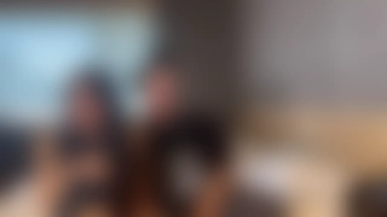 【ゴールドプランプラン限定動画】完全版
会社の先輩にやられた妻、前編~スマホ撮影ver~
「目の前にいるのに、手を出せない」
実際に妻を前にした瞬間、
会社の先輩は緊張で動けなかった。
沈黙、ぎこちない会話、
ゆっくりと流れる時間。
その空気感がリアルすぎる…
けれどその空気が、
だんだんと淫靡に変わっていく…。
📱スマホ撮影ver/前編 (2/2)