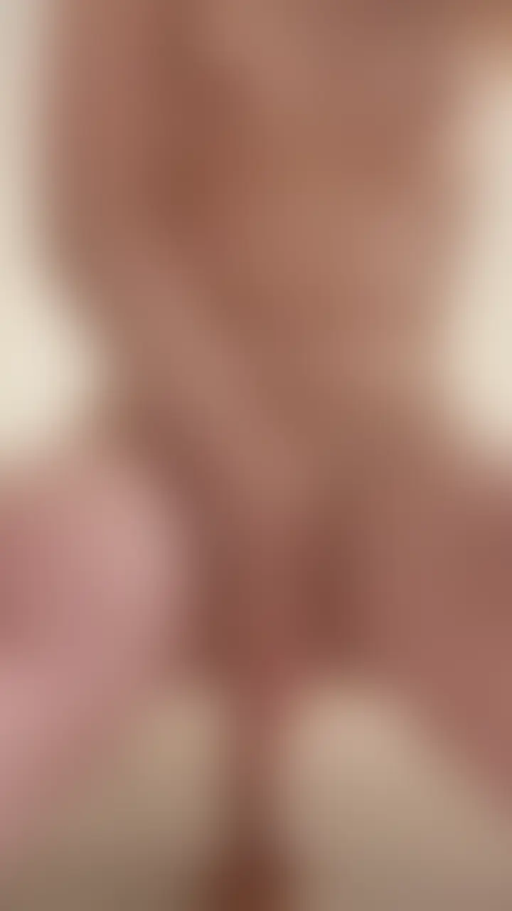 こんばんは、ひなです♡

今回は太くて長いディルドを壁につけて
オナニーしてみちゃいました...//

しかも真下から撮ってみたから
入ってるところが丸見えで恥ずかしかったです🫣 (2/2)