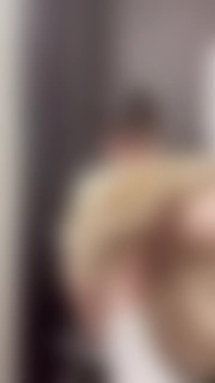 右側にある"いいね"を押してから見てください!
すずのこと応援してくれる人はもちろんブックマークも押してくれるよね?
推してくれてる人全員見てます💓 こんにちは!すずです🌸
今回は…すずの指でたくさん気持ちよくなっちゃった動画です🫣💓
最初はちょっと触るだけのつもりだったのに、
だんだん濡れてきて…気づいたら「くちゅくちゅ」ってえっちな音がいっぱい出ちゃってたの…🥺
たまにびくってなって声も出ちゃって…
恥ずかしいけど、見てくれる人には全部聞いてほしいな🧸
すずのくちゅくちゅ…ちゃんと最後まで聞いてね?💓 (2/2)