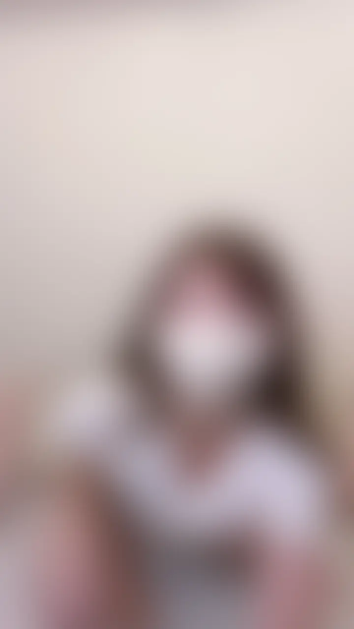 タイトル:
ひなみ、初めてのローター💕
本文:
ずっと気になってたけど、
なかなか勇気が出なかった“ローター”
ある日、思い切って
1人でこっそり使ってみたんです
最初はちょっと緊張してたのに、
スイッチを入れた瞬間、、、全身がじわ〜って震えて、
思ってた以上に、気持ちよくて
声、出さないようにがんばってたけど、
気づいたらベッドの上で、全裸のまま動けなくなってました
こんな感覚はじめて💕
たぶん、癖になっちゃうかもです💦
今までで一番リアルな“わたし”を、
そっと覗いてみてくださいね (2/2)