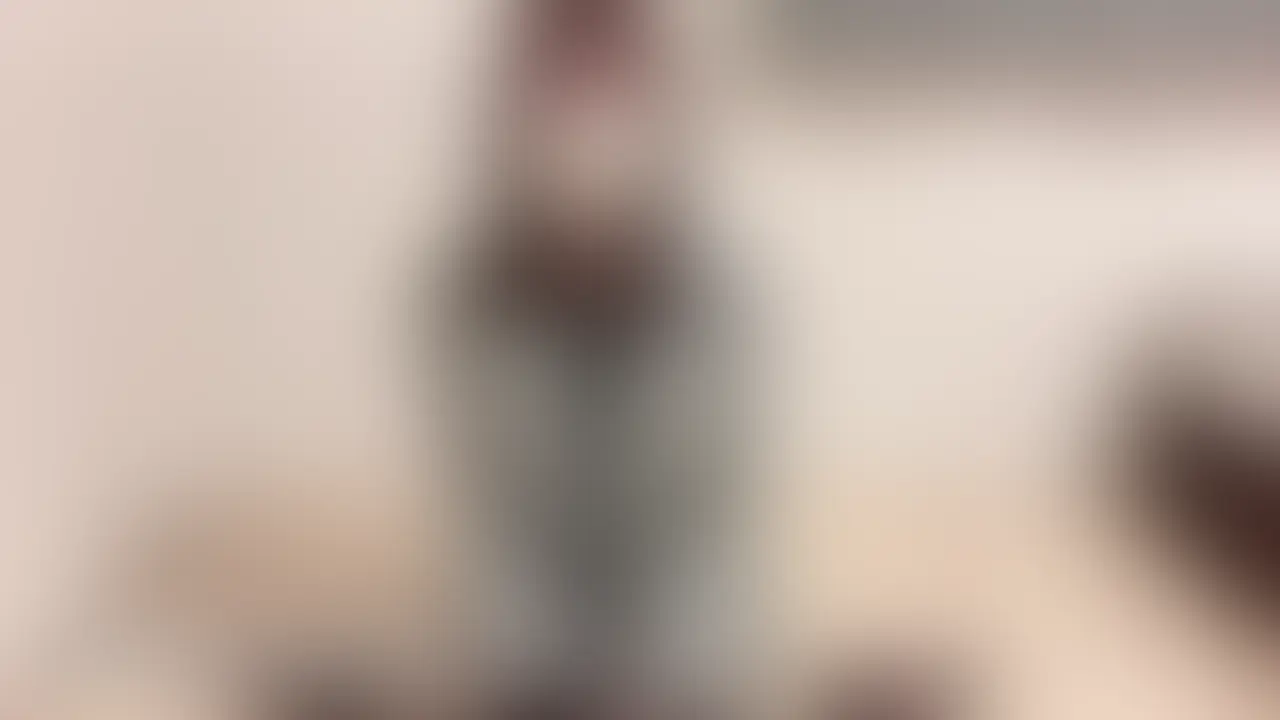 ※この動画に顔のぼかしは入っていません。

こんばんは🌙
アラサーぼっちOLのさおりです。

メガネをかけて、ちょっとSな女になってみました🥰似合うかな？

みんなさおりの命令ちゃんと聞いてくれる？🥺💓 (2/2)