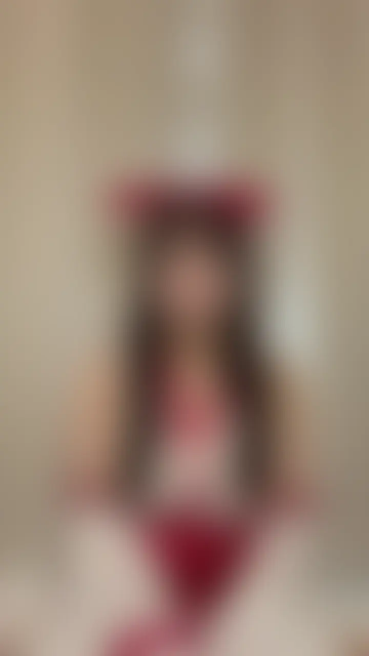 もう1月も中旬ですね。年明けのバタバタも落ち着いてきて
やっと日常に戻ってきた感じがします。今日はちょっと気分を変えたくて、巫女の格好で来てます🥺
巫女って、本来は願い事を聞く側やのに、こうしてカメラの前に立ってると、なんか私のほうが落ち着かなくて。ちゃんとして見える服のはずやのに、姿勢とか目線とか、いつもより気にしてしまってます🥹
でも、きれいに見せようとか、ちゃんと振る舞おうとか考えすぎると、逆に不自然になる気がして。1月って、始まって少し経ってから「これからどうしよっかな」って考え出す時期やと思うので、今日はあんまり整えず、このまま始めることにしました。
見られてるっていう意識はちゃんとありますし、ちょっと恥ずかしいのも本音です🥺
でも嫌ではないので、この距離感のまま、ゆっくり見てもらえたら嬉しいです🔥 (2/2)
