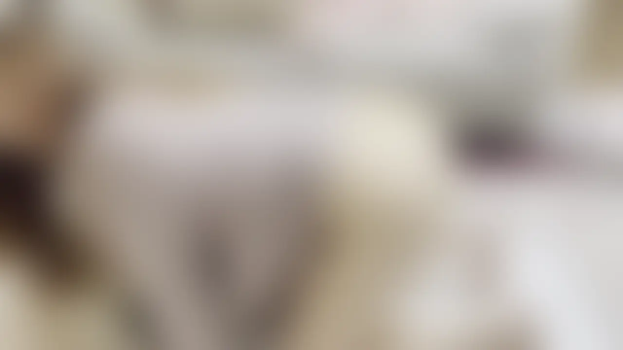【ママからの・・・　秘密のお願い】

「いいね♡」を押してから見てもらえるとうれしいです💕

寝室でイチャイチャしていると、無性にムラムラしてしまったママ。
リビングまで連れてこられて、”秘密のお願い”
それは・・・　　

『アナルにおちんちんを挿れて・・・♥』
久しぶりの挿入で最初は痛がっていたのに、アナルの快感には抗えず、
ドンドン淫らになっていくっ。
そんな変態ママを、見てあげてください。

リクエストなどあればコメント頂けると嬉しいです！！


#素人
#ハメ撮り
#パイパン
#人妻
#おっぱい
#潮吹き
#個人撮影
#アナル
#アナルセックス
#正常位
#夫婦
#カップル (2/2)