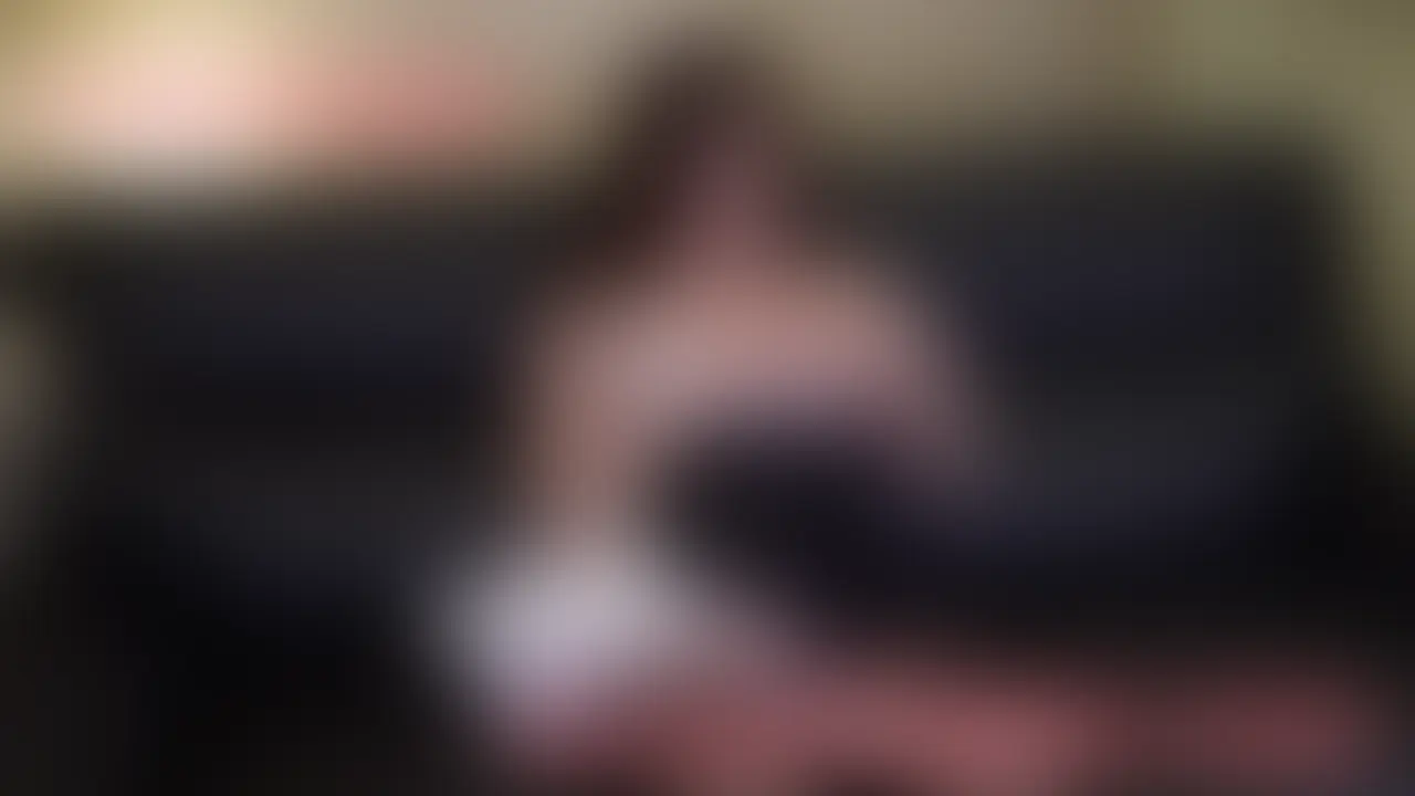 【VIP】「ヒメゴトFile:025 えれな 27歳」
ストレートの長い黒髪がめっちゃ綺麗な、スレンダー美女のえれなちゃん(27歳)をお招きしました!
SNSでパッと見た瞬間から「この子にOL衣装を着せて撮りたい…!」ってずっと欲情してたんですよね。
ホテルで待ち合わせて、軽く流れを説明していざ撮影開始!
OL衣装を着替えた瞬間、想像以上にヤバかった…!
白シャツにタイトスカート、黒いニーストッキングが脚にぴったり張り付いてて、もうエロいのなんの
今回はヒメゴト初の「ソファオナニー」と据え置きディルドを使ったガチプレイ!
ソファに座ったえれなちゃん、最初はちょっと恥ずかしそうに胸を触り始める。
ローターとベロ付きのバイブで乳首をコリコリ責めてると、だんだん息が荒くなってきて、顔がピンクに染まって超かわいい。
そのまま四つん這いになって、お尻を突き出してパンティーの上から指とローターでクチュクチュ愛撫。
だんだんいやらしい音が聞こえてきて、こっちまで興奮が止まらなくなる。
そしてパンティーをずらして、ついに生のおまんこが目の前に!
ぐしょぐしょに濡れたクリを指でいじりながら、でっかい据え置きディルドにまたがって…
腰を激しく上下に振りまくって、ガンガン突きまくってる姿がたまらない!
最後は「イッちゃう…!」って感じで全身ビクビク震わせながら、めちゃくちゃエロい顔でイキ狂ってました。
スレンダー美女がソファの上で本気でオナニーして、ディルドに跨がって狂っちゃう様子を、しっかり撮りましたよ〜。
えれなちゃんの乱れっぷりを、じっくり堪能してくださいね♪
---えれなちゃんDATA---
バスト:D70
年齢:27歳
--------------------------------------- (2/2)