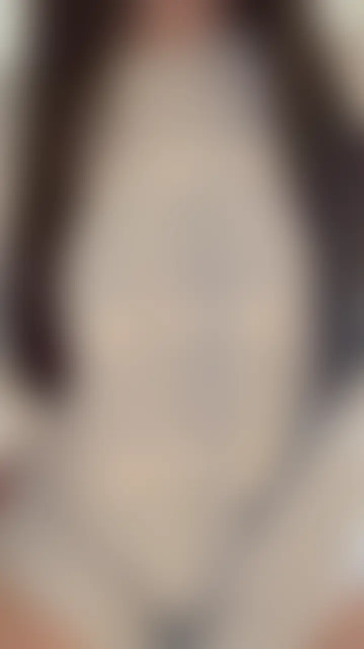 【おやすみ前に我慢できずに(/// ^///)パジャマ姿で自撮りオナニー】
こんにちはもえです(」・ω・)
今回は、夜寝る前にどうしても我慢できなくなって撮っちゃった動画です(/// ^///)
お気に入りのパジャマを着てたんですけど、脱ぐのももどかしくて……そのままパジャマをめくって始めちゃいました。
最初は声を出さないように静かにしようと思ってたのに、自分でイジってるうちに気持ちよくなりすぎちゃって……。我慢できなくて、自然に変な声が出ちゃってます💦
普段は誰にも見せないパジャマ姿で乱れていく私、最後までじっくり見てね///(* ॑꒳ ॑🫶🏻)🩷 (2/2)