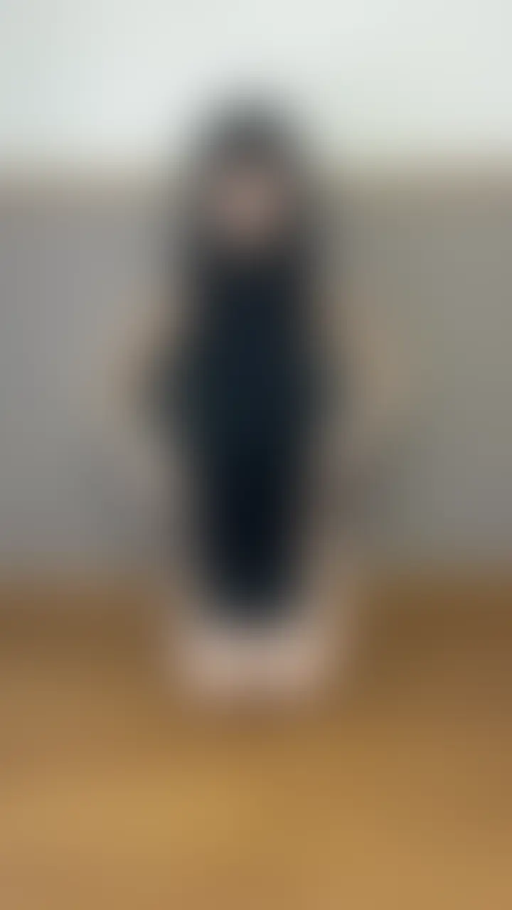 先に【いいね&保存】してもらえたら嬉しいです🥺💕
顔出しありver
セクシーなチャイナドレスで、こっそりローターを当ててたんだけど…
気持ちよすぎて、声が我慢できなくなっちゃって…💦
そのとき…隣の部屋から声が聞こえてきて、、、
帰ってきたみたいで、完全に聞こえたと思う。私の声…🫣💦
よく聞いたら途中から隣の人の声が入っていると思う💦
恥ずかしくて止めた方がいいのに、体はどんどん熱くなって、
興奮が抑えられなくて…
最後は、大きな声を出してイッちゃいました。
ご近所さんにバレちゃったかもって思うと、今でもドキドキしてます…
でも、よかったら…こっそり覗いてみてください💗 (2/2)