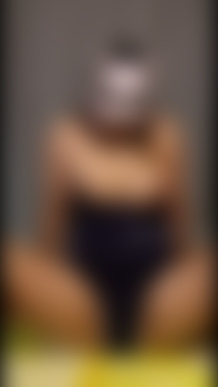 キツネスク水⑩
フェラの後、今度は妻が気持ちよくなる番です😍と言っても妻の口が寂しくないようにフェラも継続的にしてもらいます🥰
クリは吸わずにバイブ部分で刺激💕スク水そのままよりも食い込ませた方が気持ちいいところに当たるようで声がよく出てます☺️
仰向けに仰け反っていたのでその体制で上から口にちんこを、、、喉にちんこを差し込んでるようで苦しそうに声を出してました💘 (2/2)