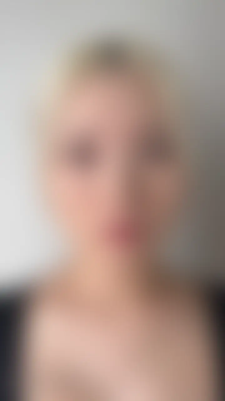 【首フェチ】フェチ監修作品喉仏を愛してる、そして愛されてる無慈悲な一点集中絞め
喉仏を愛してる、そして愛されてる。無慈悲な一点集中
首元だけに意識を向けた、首フェチ監修のこだわり作品。
視線、指先、力のかかり方すべてが“喉仏一点”に集まる、逃げ場のない距離感を丁寧に演出しています。
首を反らした状態で強調される喉仏の動き、
息の詰まりそうな緊張感、
思わず出てしまう舌のリアクションも見逃せないポイント。
過度な演出に頼らず、
首・喉・表情だけで魅せるフェチ特化型。
「愛してるからこそ、そこだけを見る」
そんな歪で濃密な世界観を楽しめる一本です。
■おすすめポイント
・首フェチ / 喉仏フェチ向け
・一点集中の演出
・表情・リアクション重視
・フェチ監修による構成
・舌出しアクションあり (2/2)