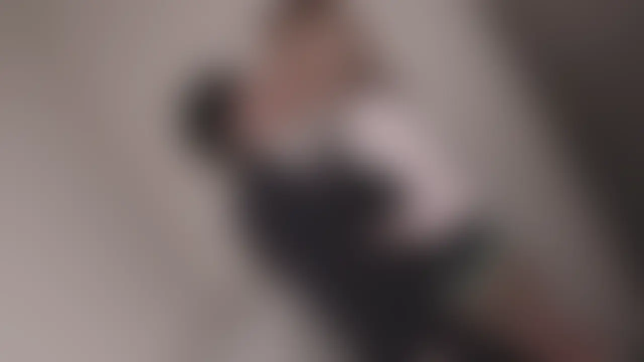 肉食ギャルVS草食系男子 タイプの異なる男女が交わり合う

刺激的なエロ動画を撮影したので販売させていただきます。
タイトルの通り、肉食ギャルが地味でひ弱な草食系男子を責めまくるというものです。

まずは、挨拶代わりにと男の乳首をいじりながらの濃厚ベロチュー。
そして、しつこいぐらいの乳首舐め攻撃。
さらにフェラ、シックスナイン…と女の責めは止まりません！

完全に女性優位の展開で、このままだと勝負の行方は見えていました。

しかし、草食系男子くんがビンビンにカタくなったチンポを挿入すると一変。
「あぁん…」という吐息と共に、強気なギャルの表情がいやらしい女の顔に変わりました。
オマンコからはいやらしい汁が溢れ出します。
一生懸命腰を振る地味男くんの激しいピストンで金髪ギャルがめちゃ感じまくってますww
ギャル好き必見です。 (2/2)