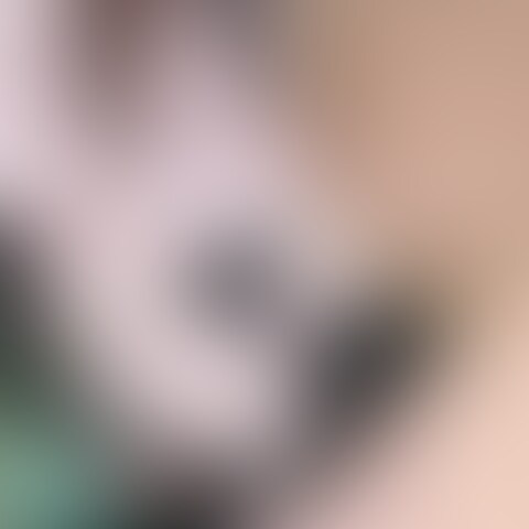 〜ぴーち姫　カフェでローターオナニー〜
周りに人がいる中でローターを使ったオナニー。最初は下着の上からだったのに我慢できずにパンツの中にローターを入れて、小刻みに震えてイッてしまうぴーち姫。見ていた私も触りたくなりローターを抜いてクリを触っていたら…軽く潮まで吹いてしまいました。 (2/2)